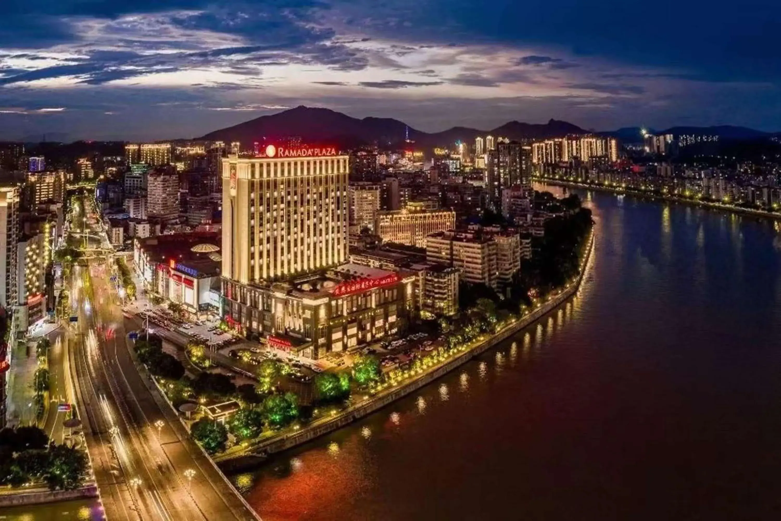 Property building in Ramada Plaza Shaoguan City Centre Property building in Ramada Plaza Shaoguan City Centre