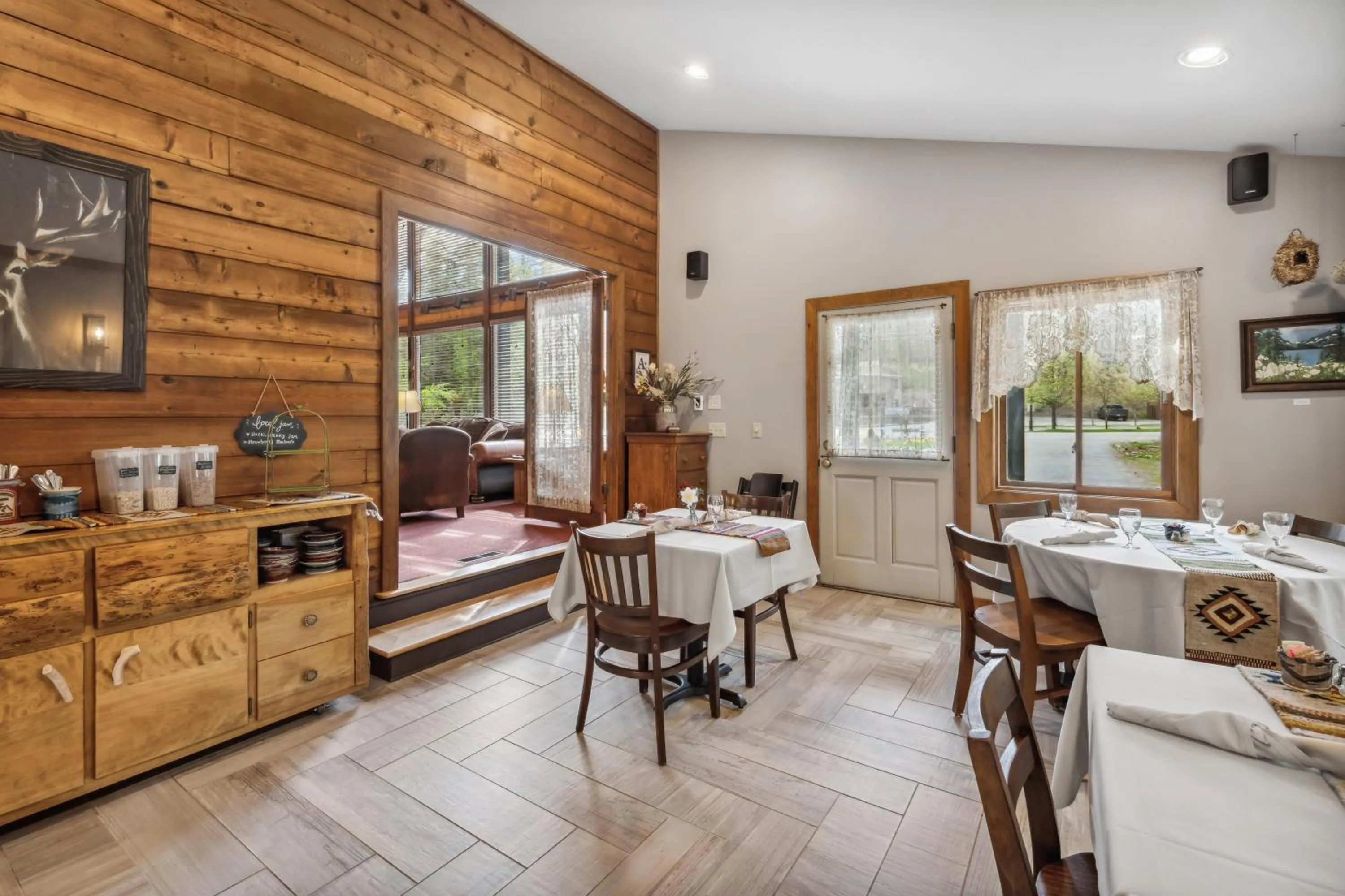 Dining area in Good Medicine Lodge