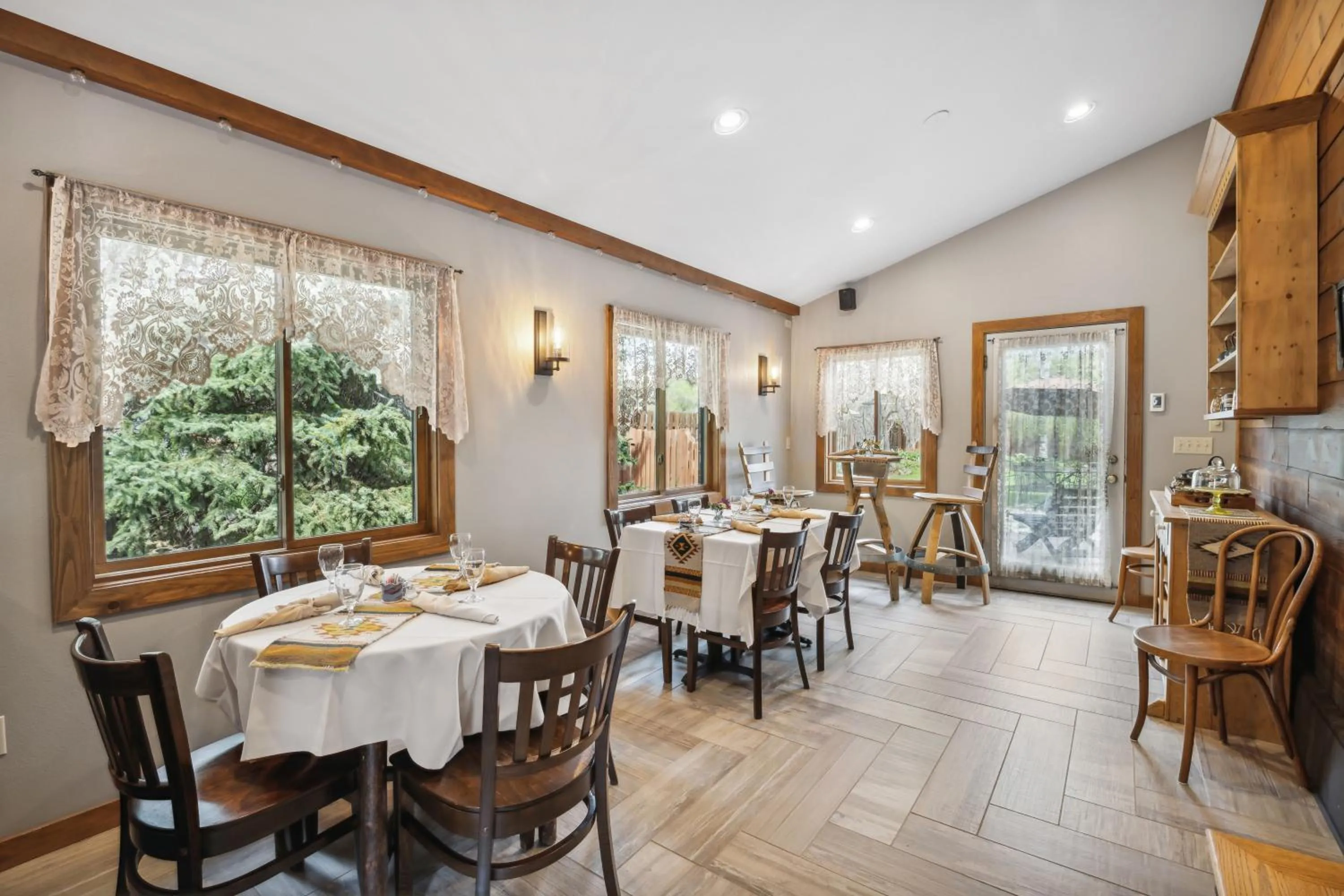 Dining area in Good Medicine Lodge