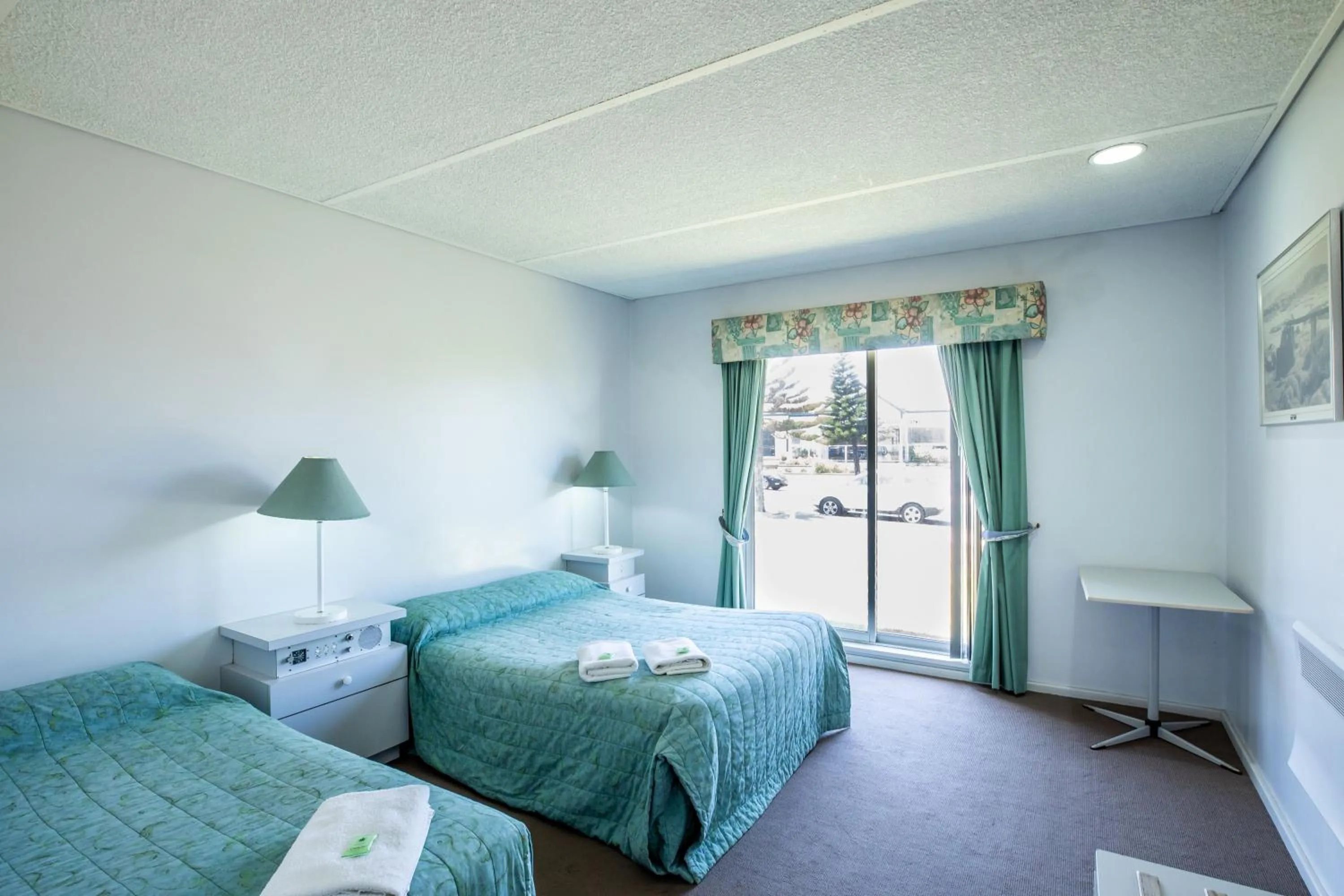 Bed in Augusta Hotel Motel