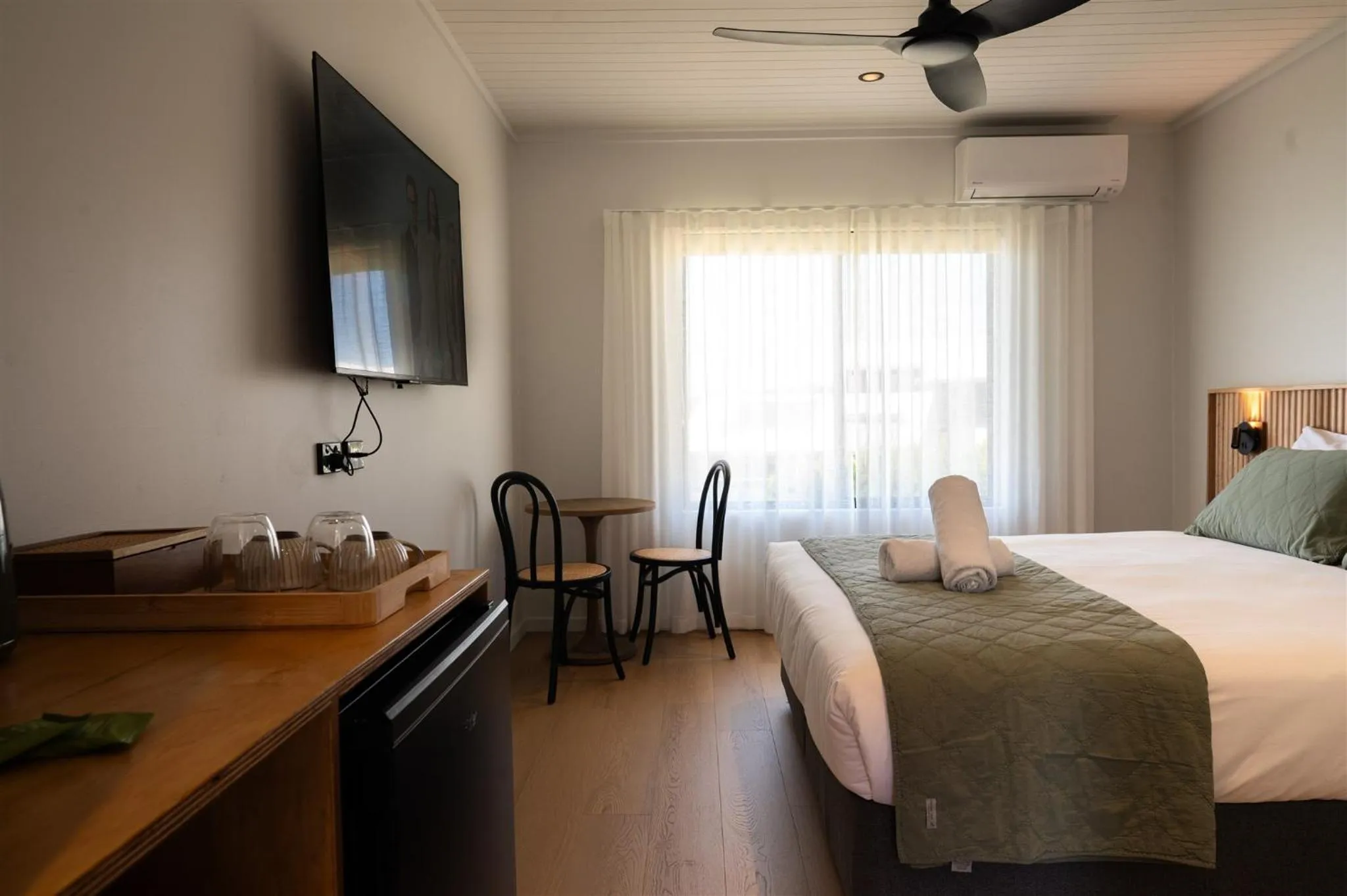 Bed in Augusta Hotel Motel