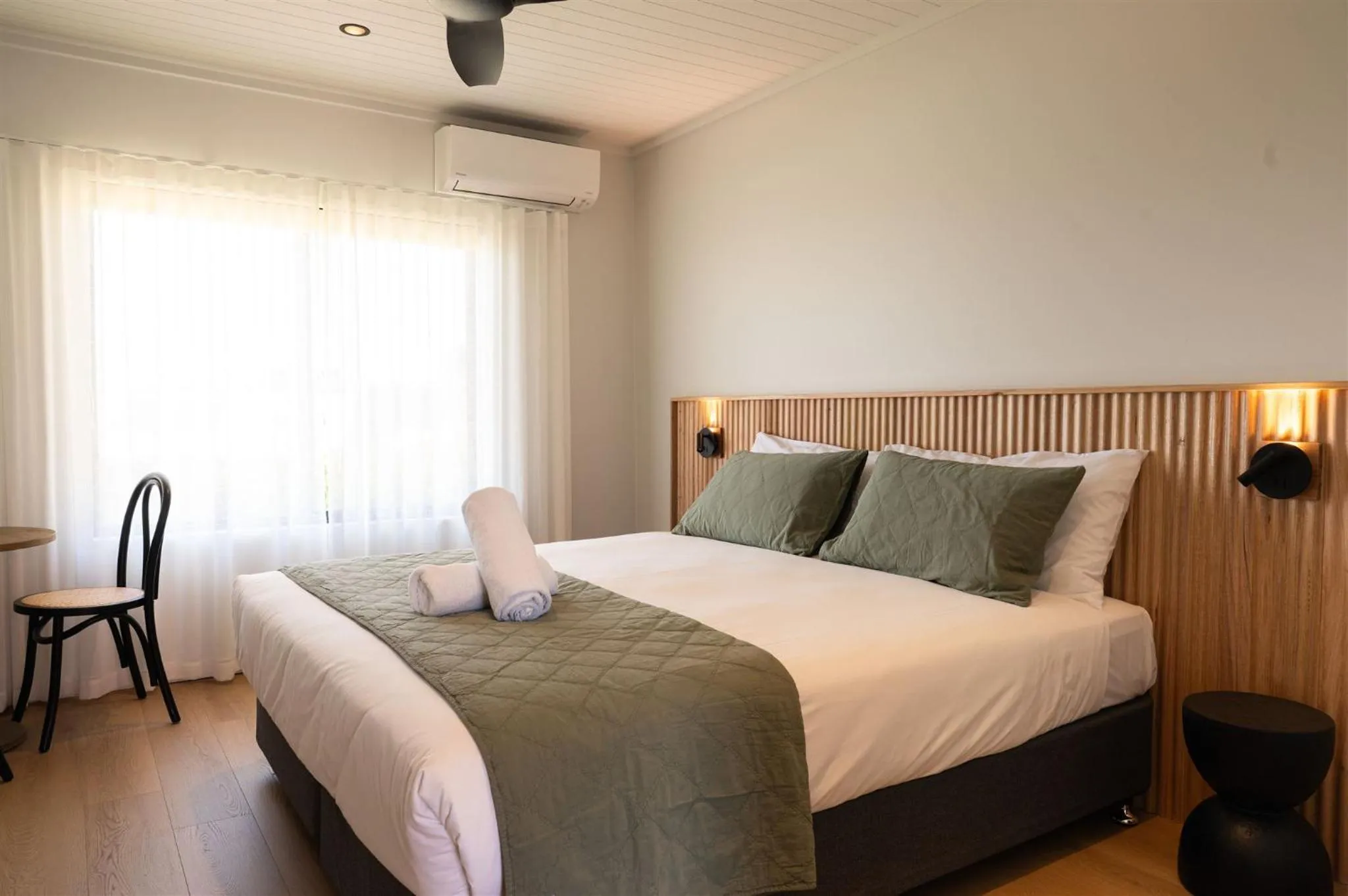 Bed in Augusta Hotel Motel