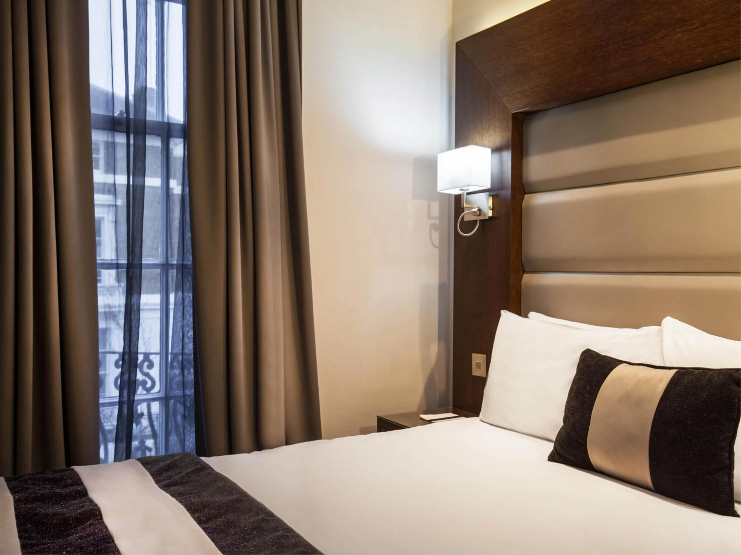 Bedroom, Bed in Park Grand Paddington Court