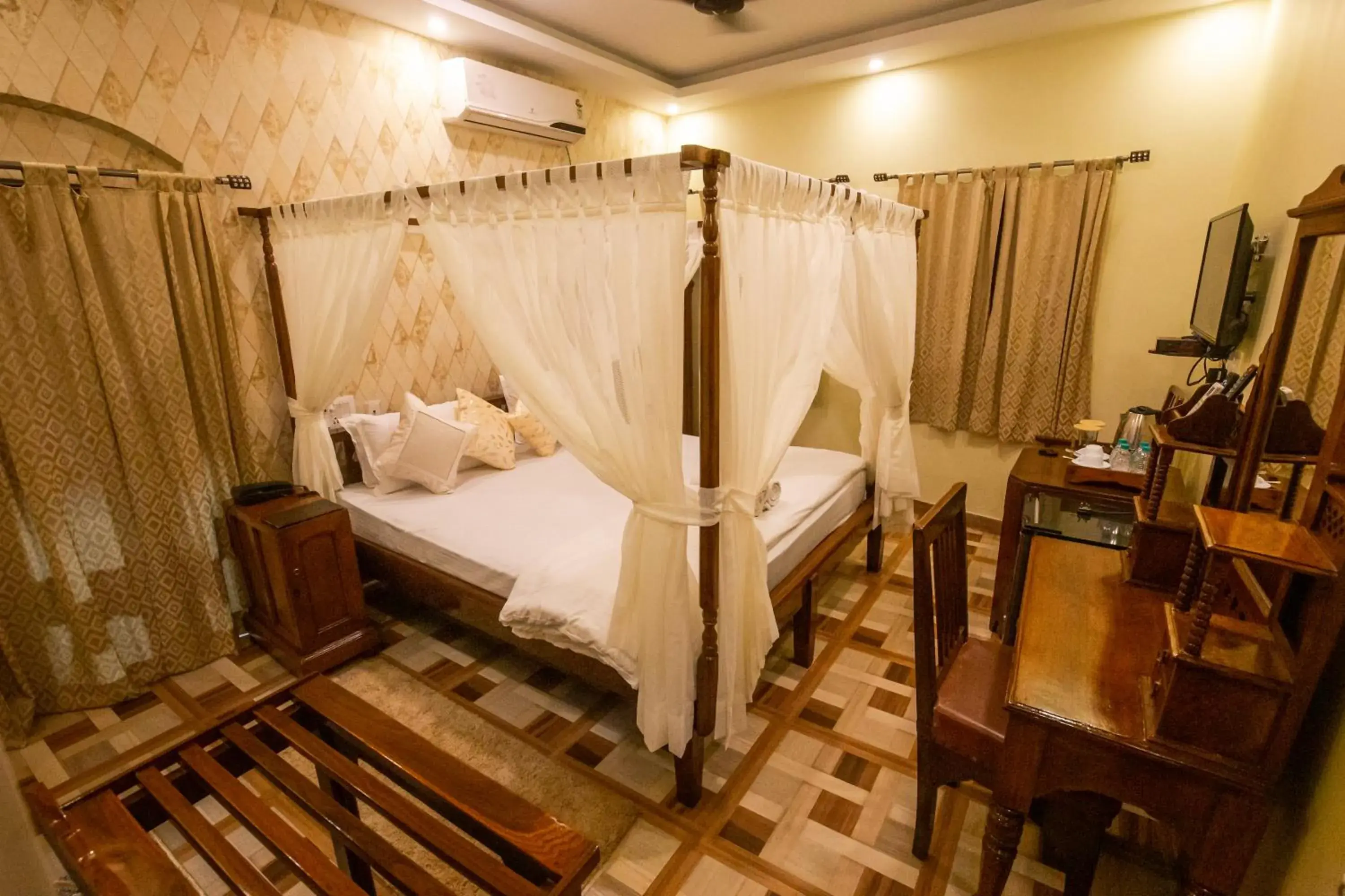 King Suite with Balcony - single occupancy in Hotel Cecil King Suite with Balcony - single occupancy in Hotel Cecil