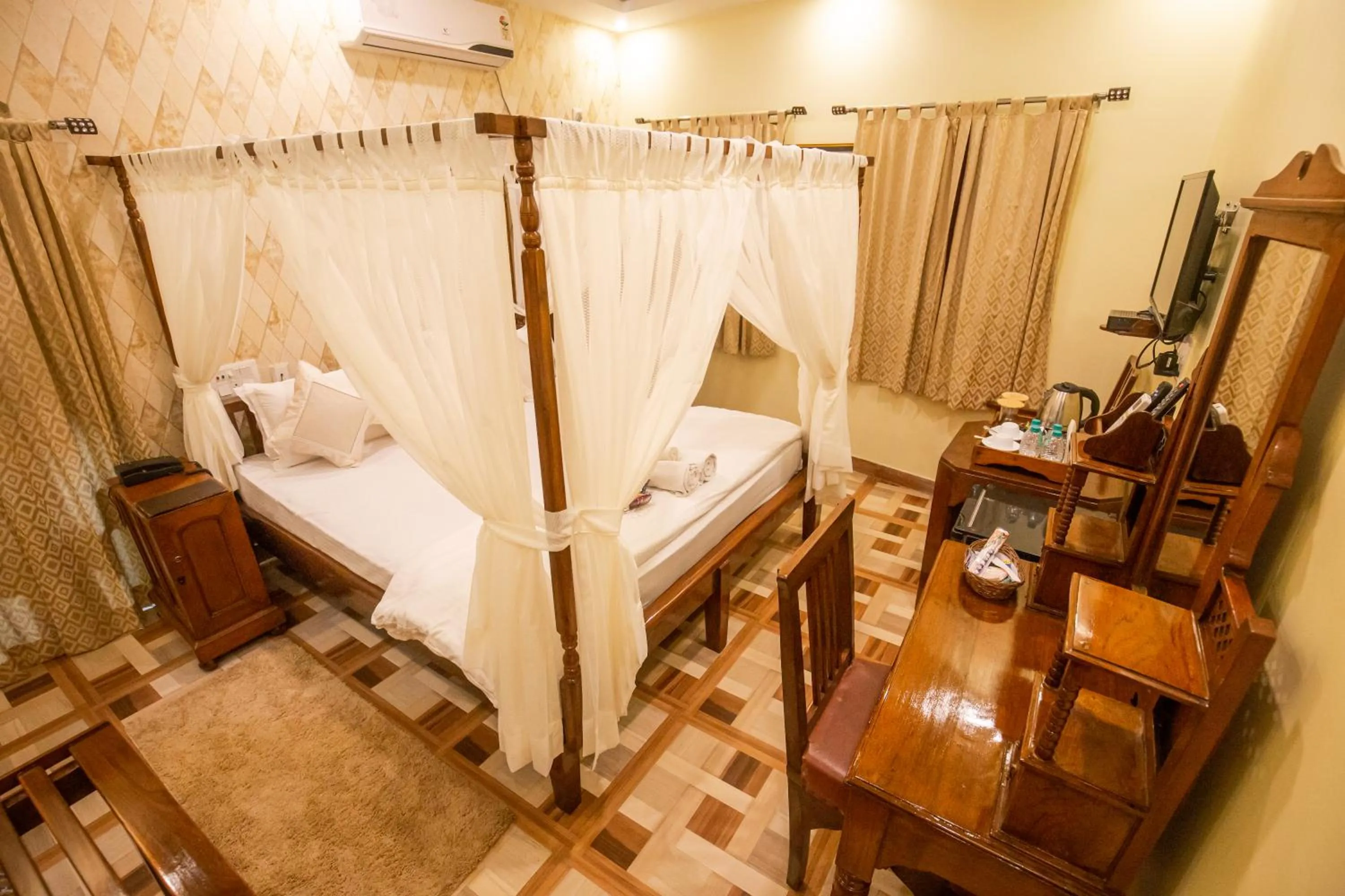 Photo of the whole room, Bed in Hotel Cecil