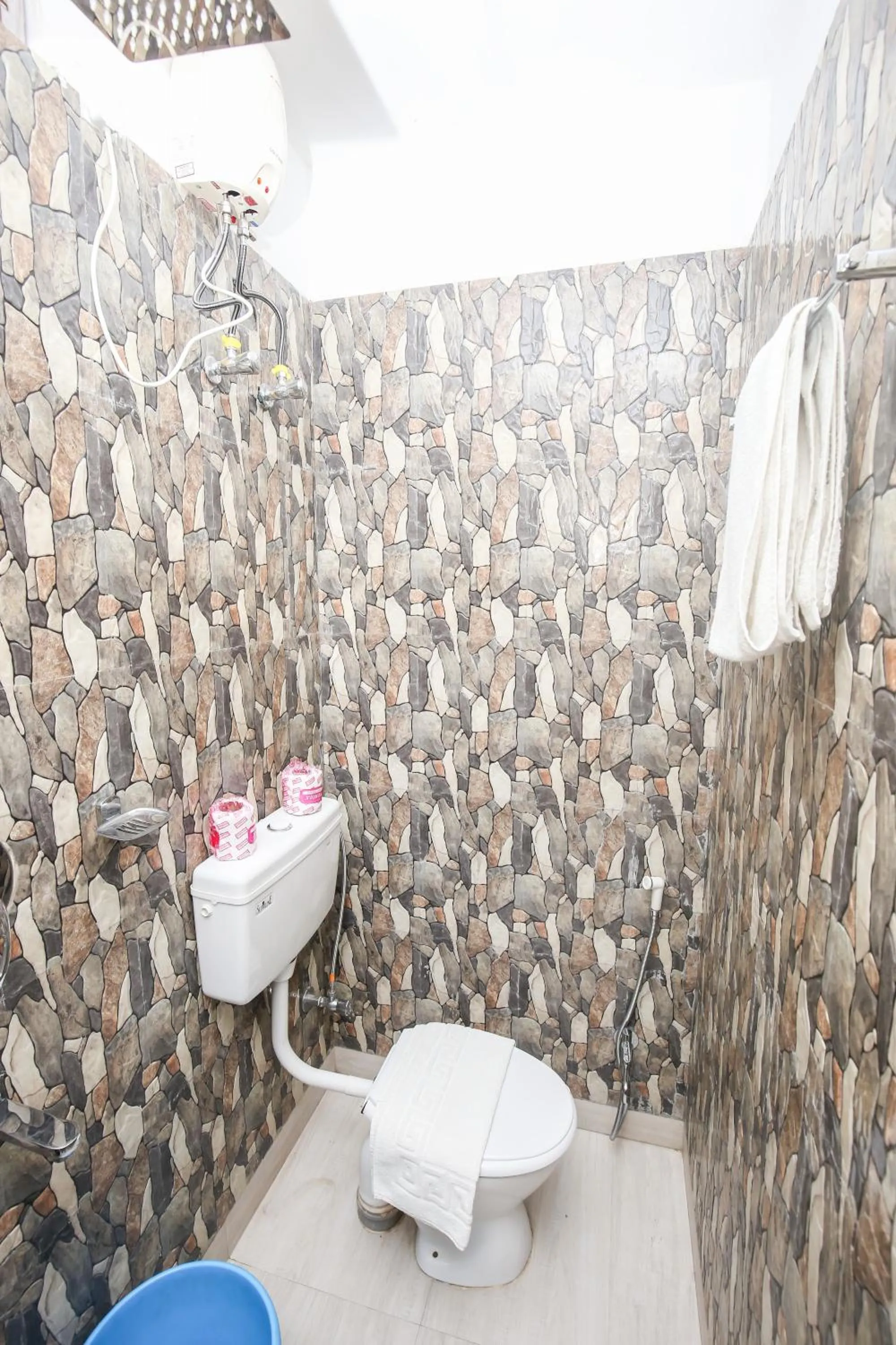 Shower in Hotel Cecil