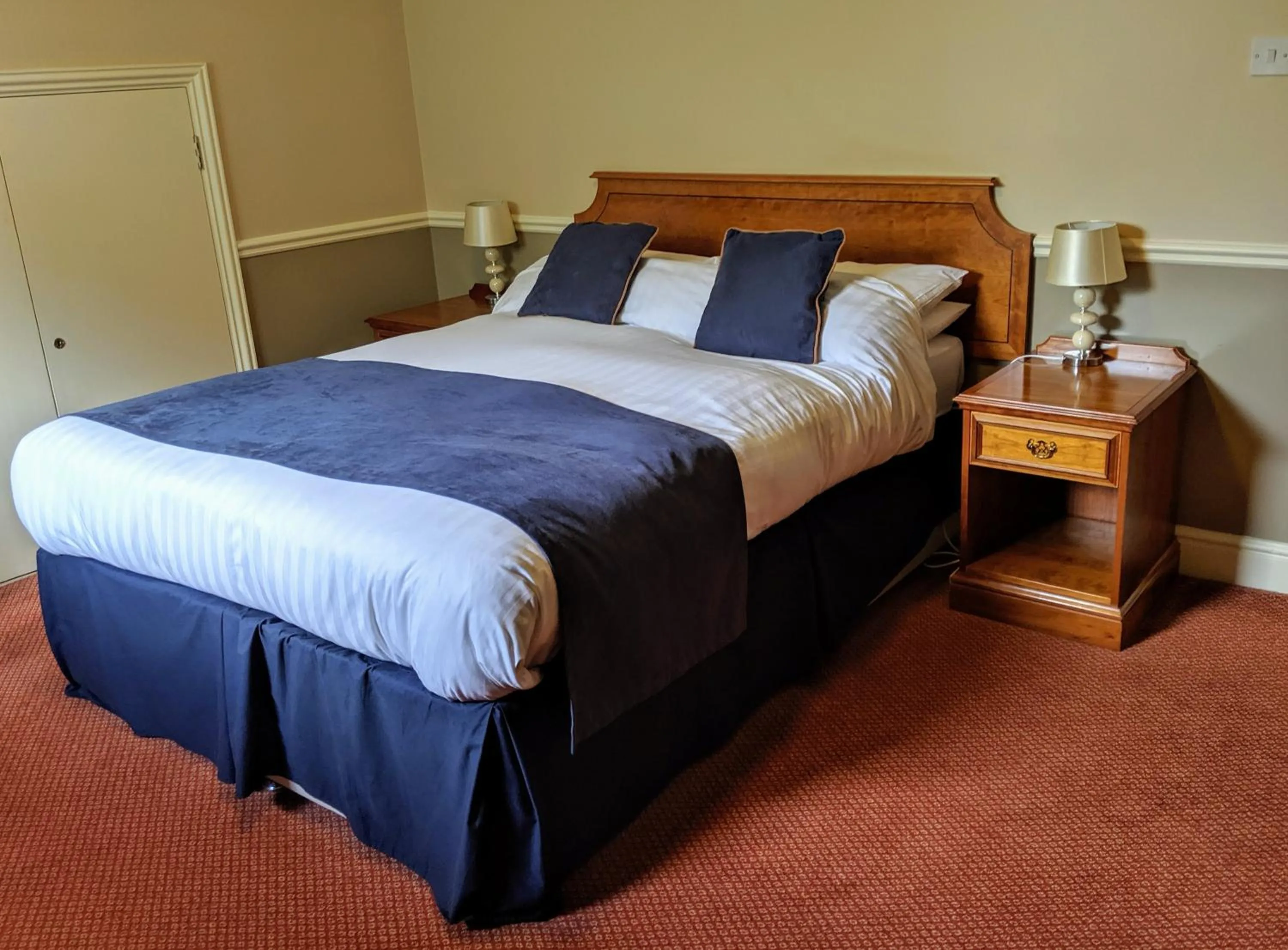 Bed in London Beach Country Hotel & Golf Club