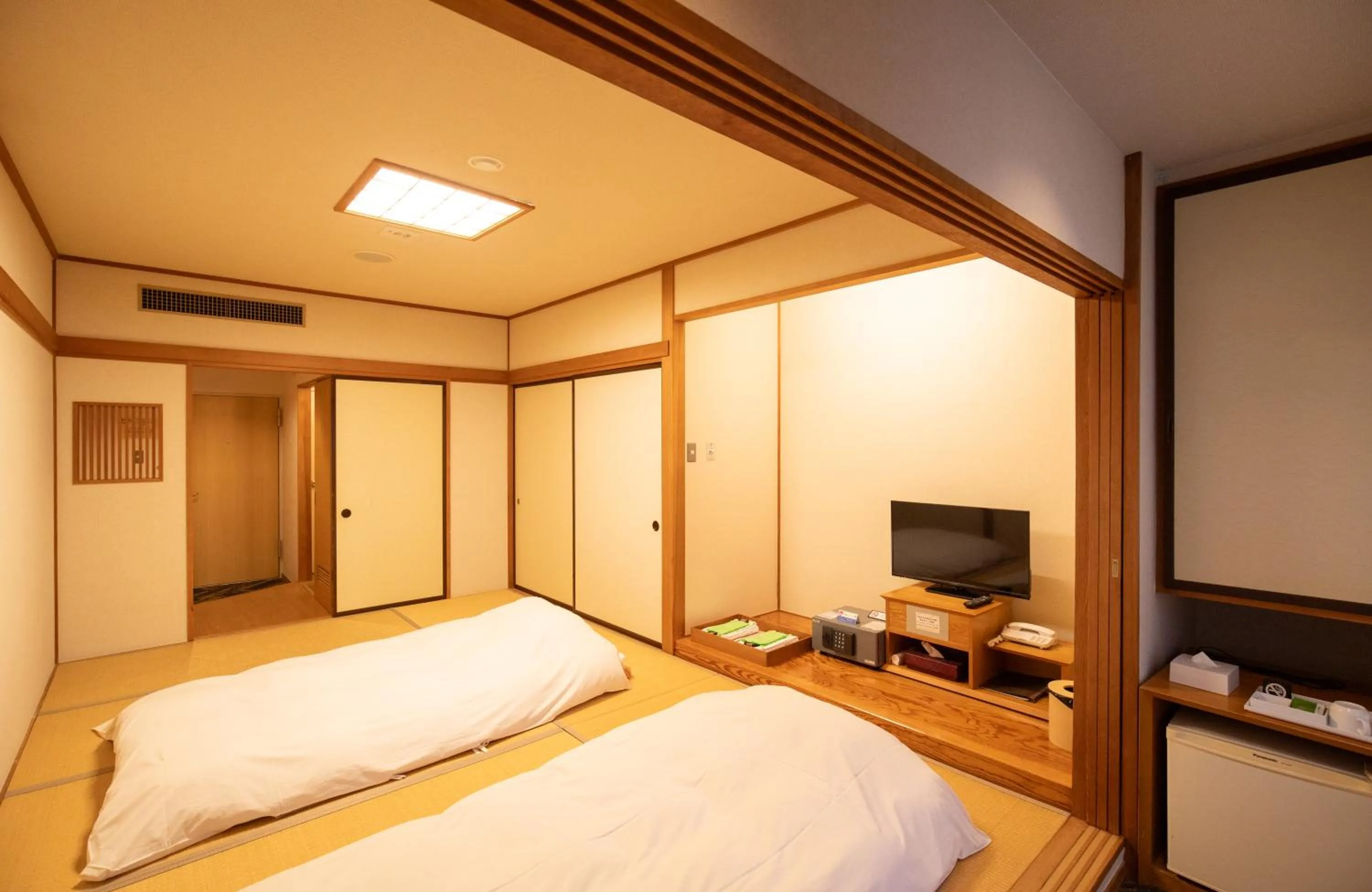 Photo of the whole room, Bed in Motosu Phoenix Hotel