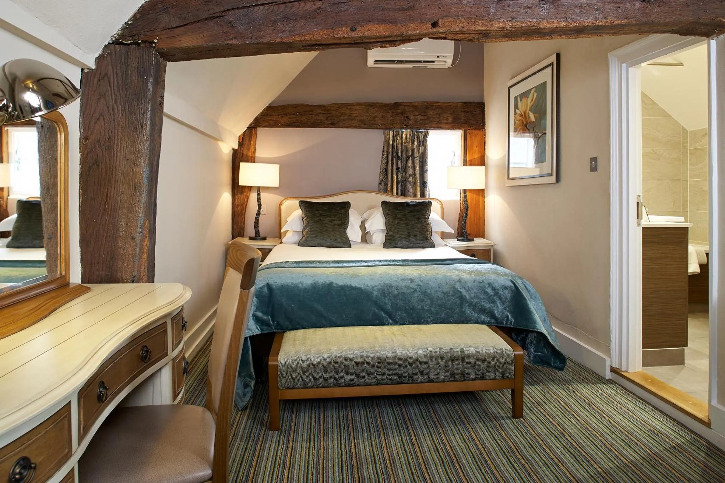 Photo of the whole room, Bed in Sir Christopher Wren Hotel