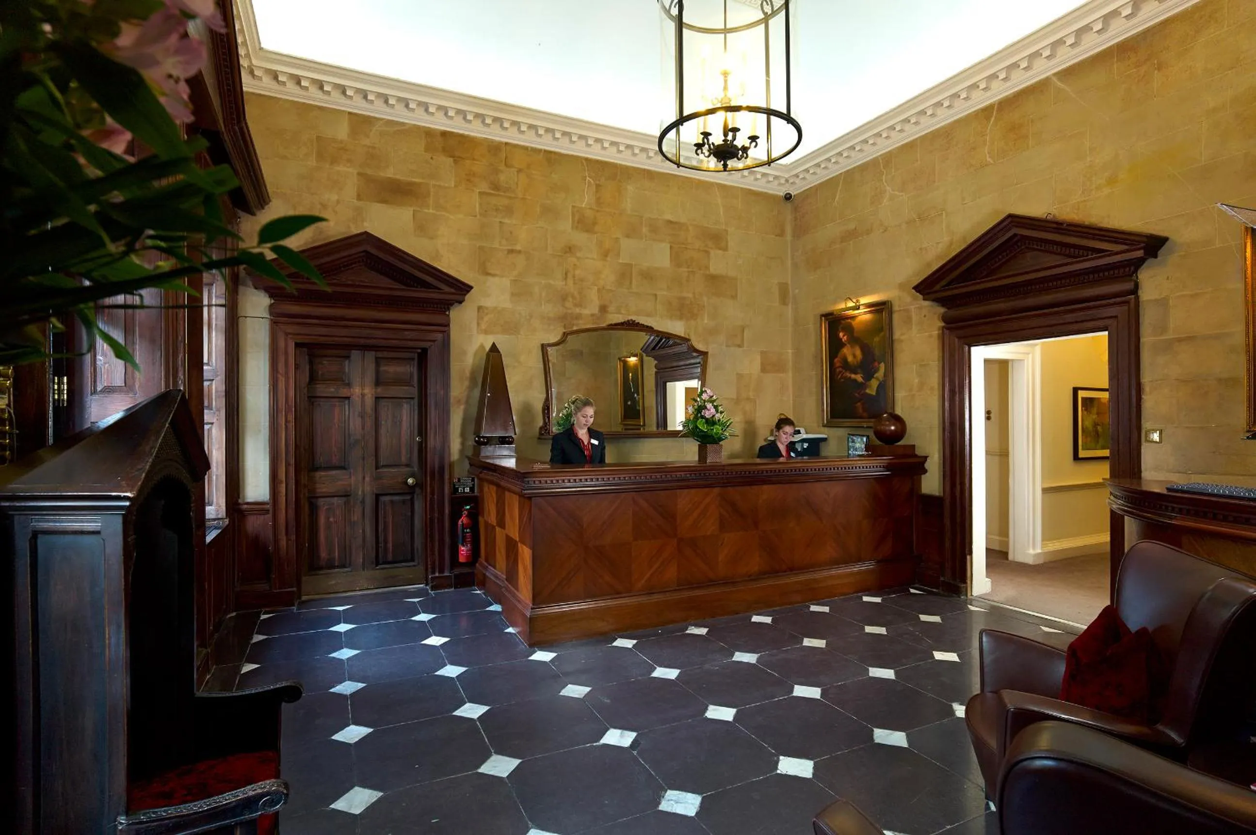 Lobby or reception in Sir Christopher Wren Hotel