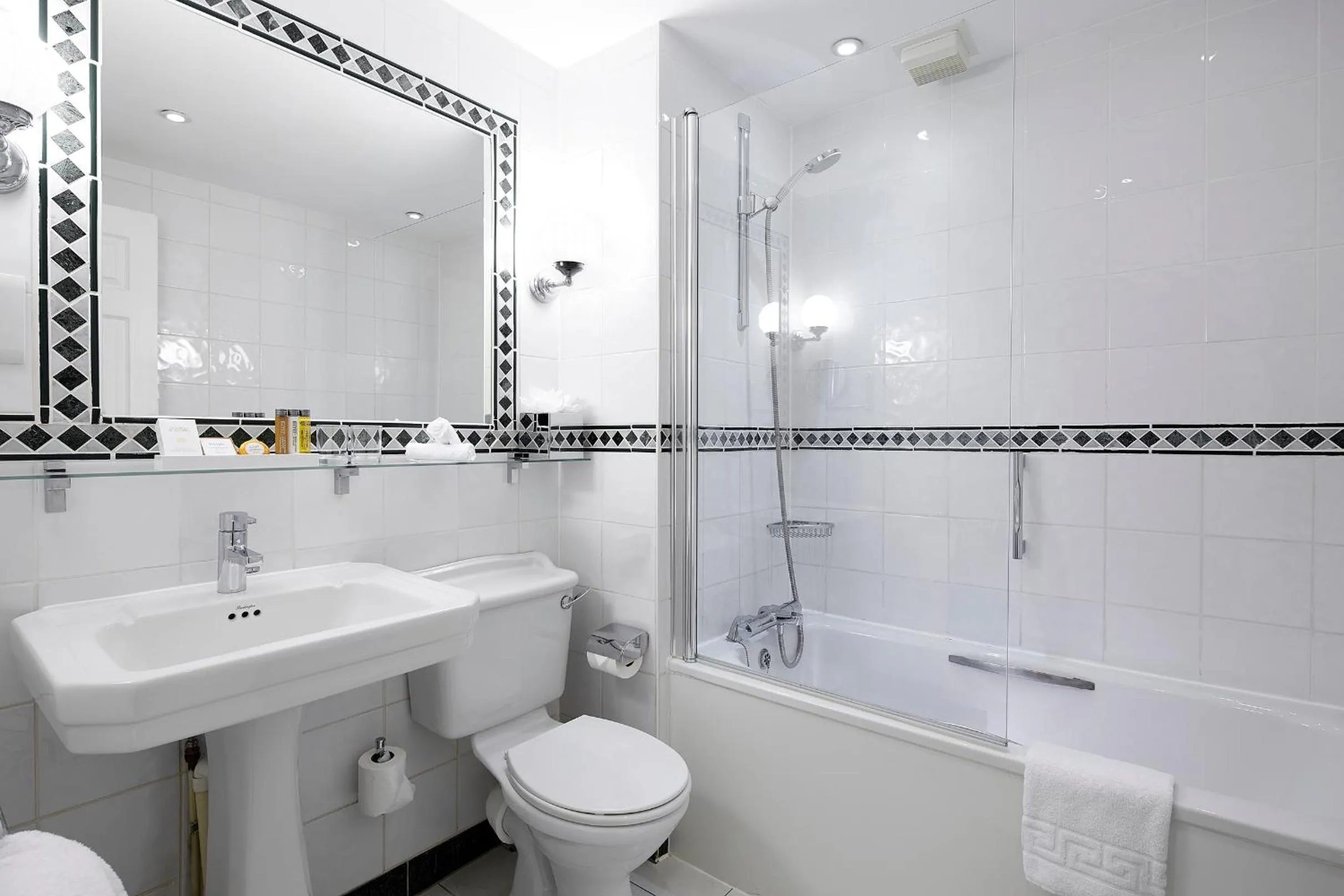 Bathroom in Sir Christopher Wren Hotel