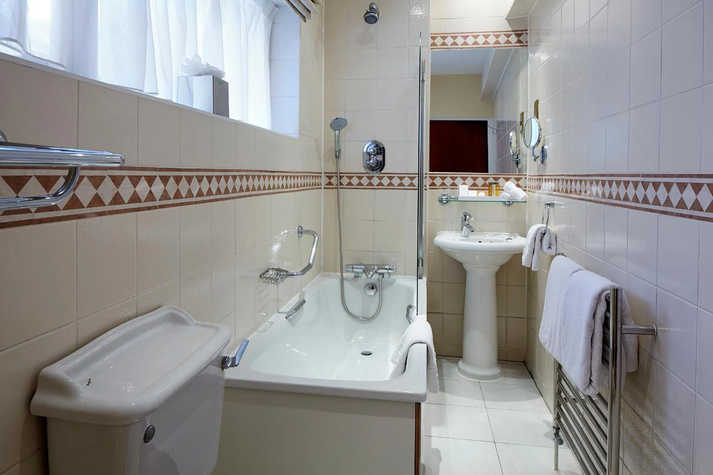 Bathroom in Sir Christopher Wren Hotel