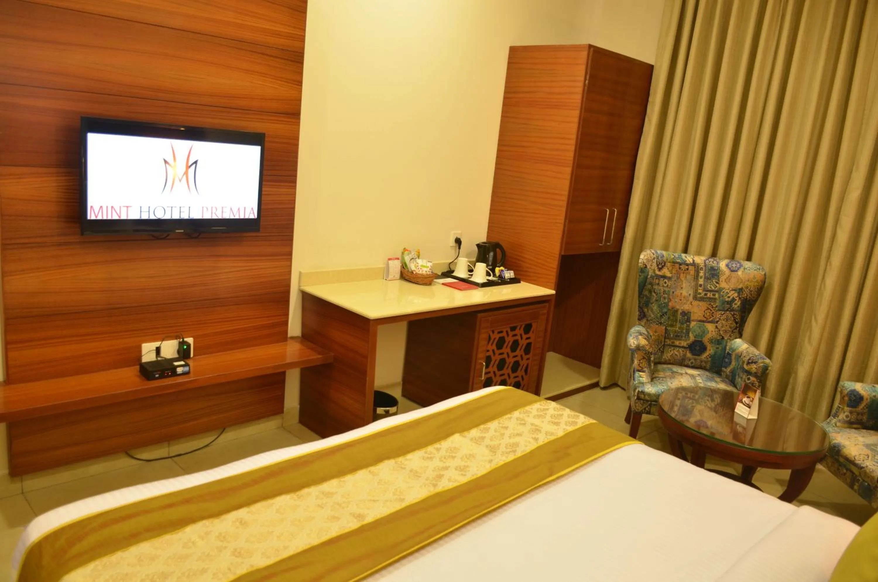 TV and multimedia, Bed in Mint Hotel Premia Chandigarh, Zirakpur