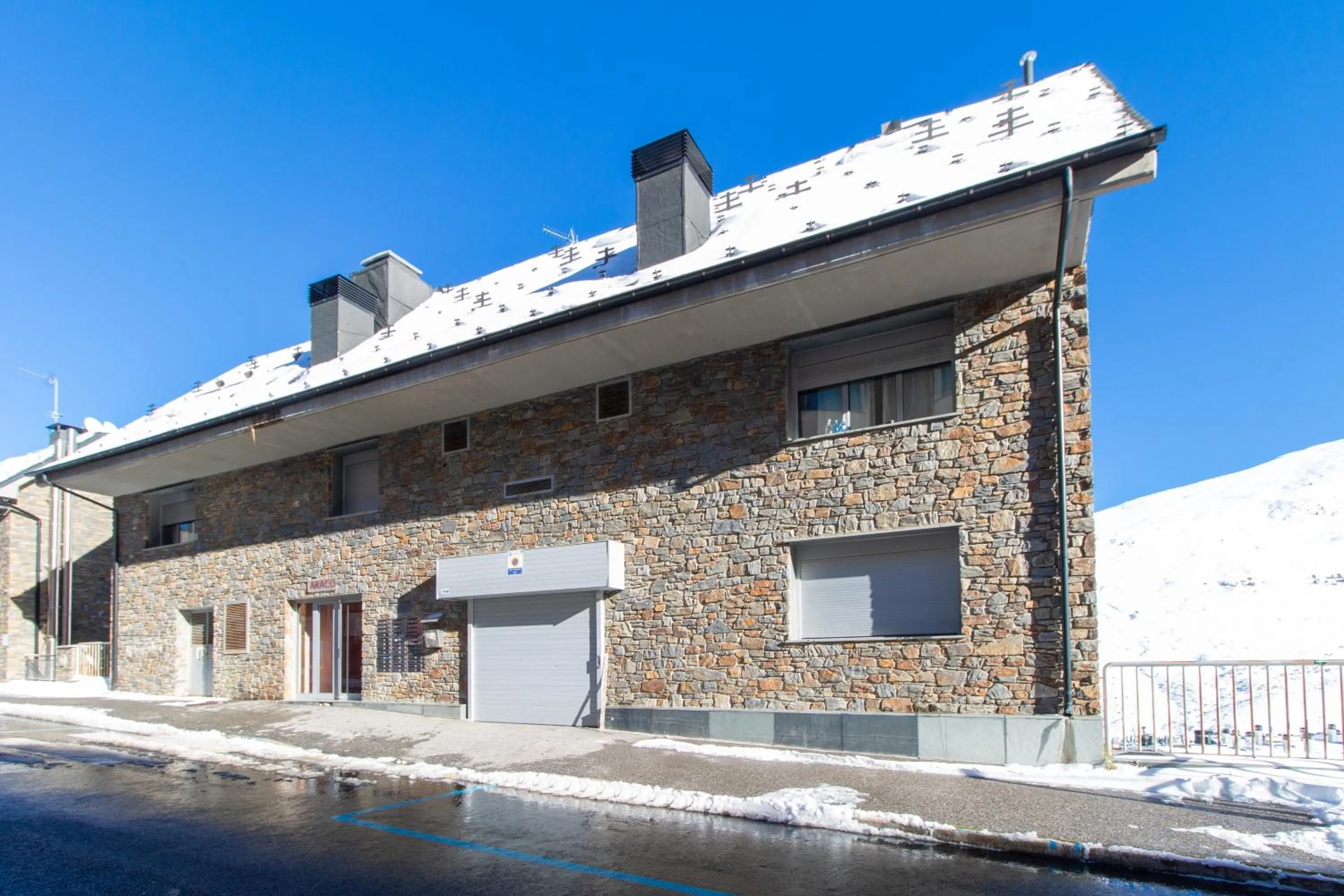 Property building in Apartamentos Araco 3000