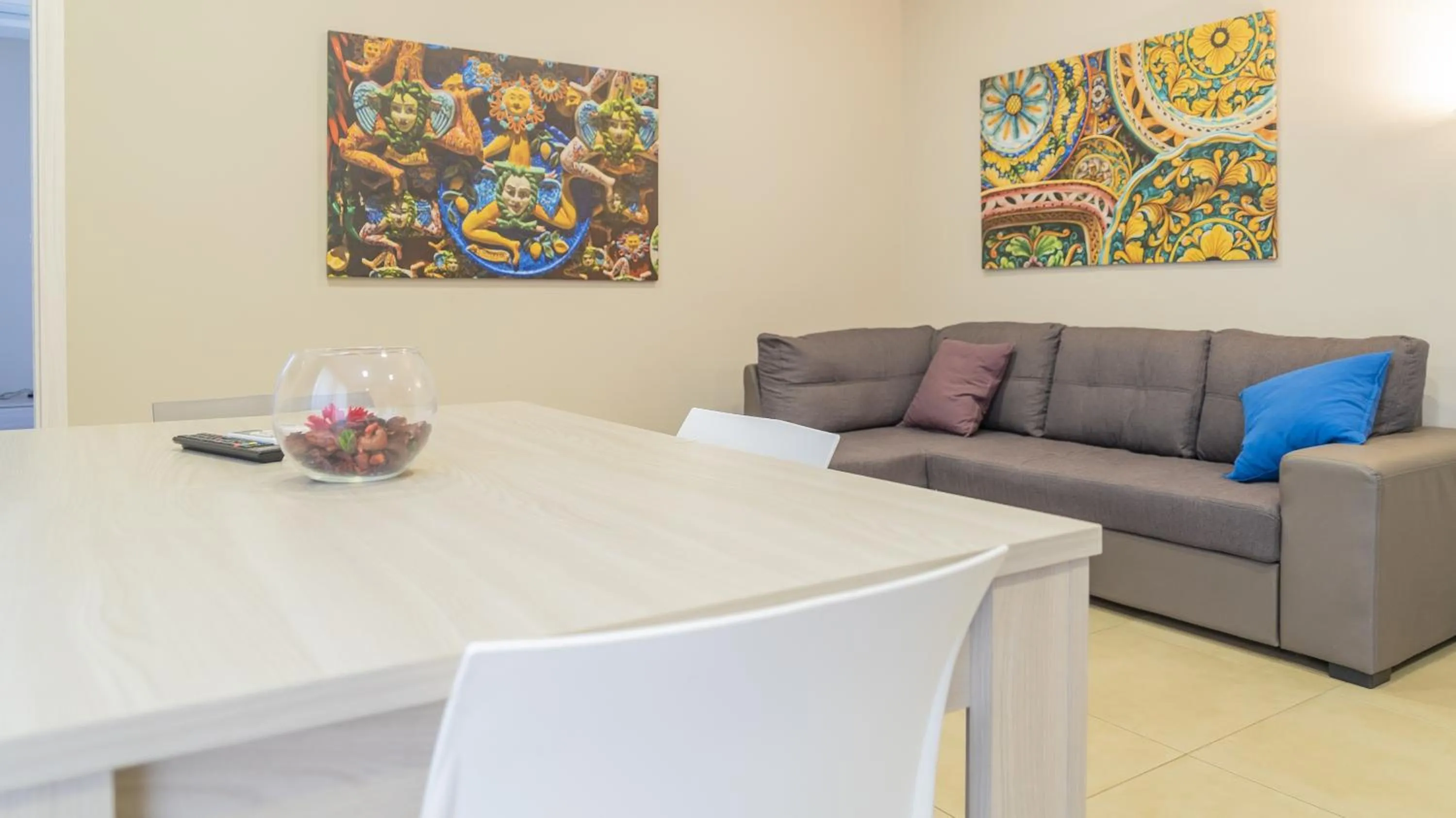 Living room in Residence Palazzo dei Delfini by RECEPTIO