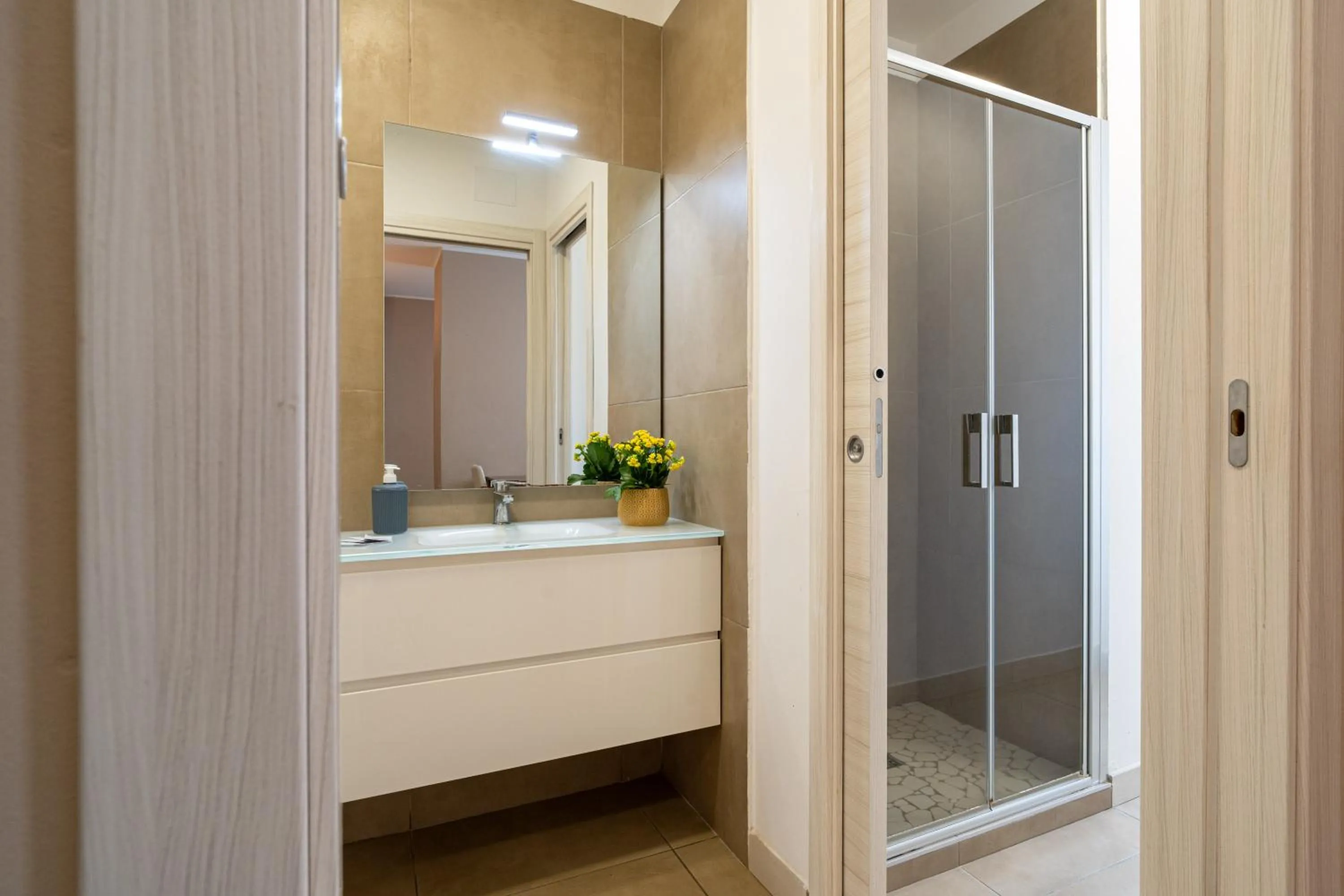 Shower in Residence Palazzo dei Delfini by RECEPTIO