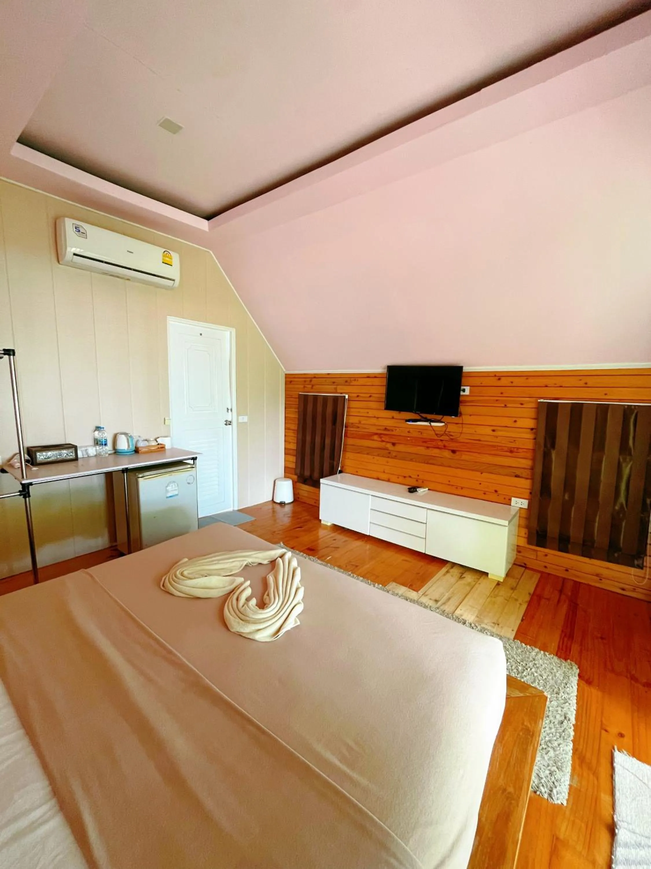 Bed in A-Na-Lay Resort Koh Kood