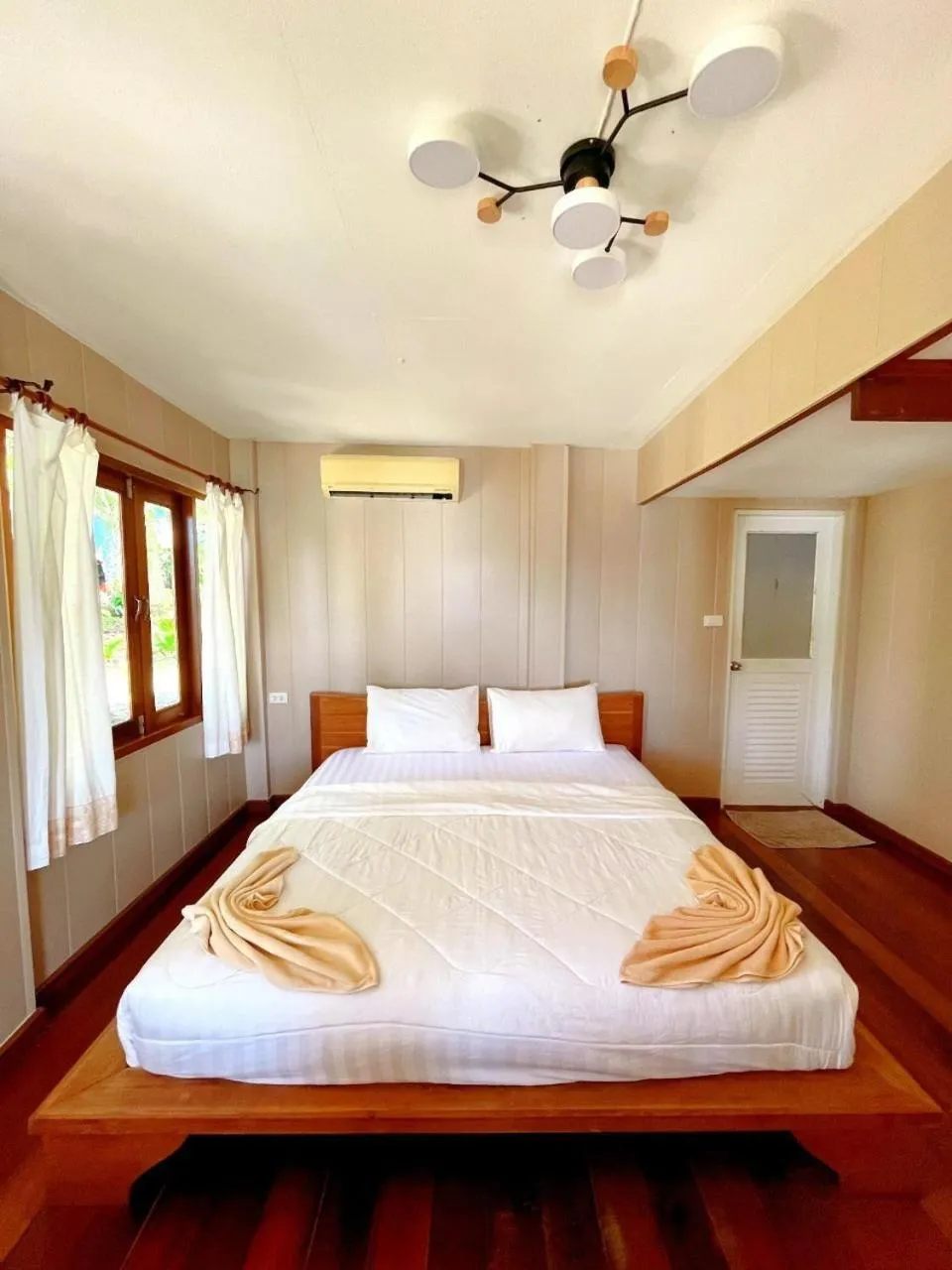 Bed in A-Na-Lay Resort Koh Kood