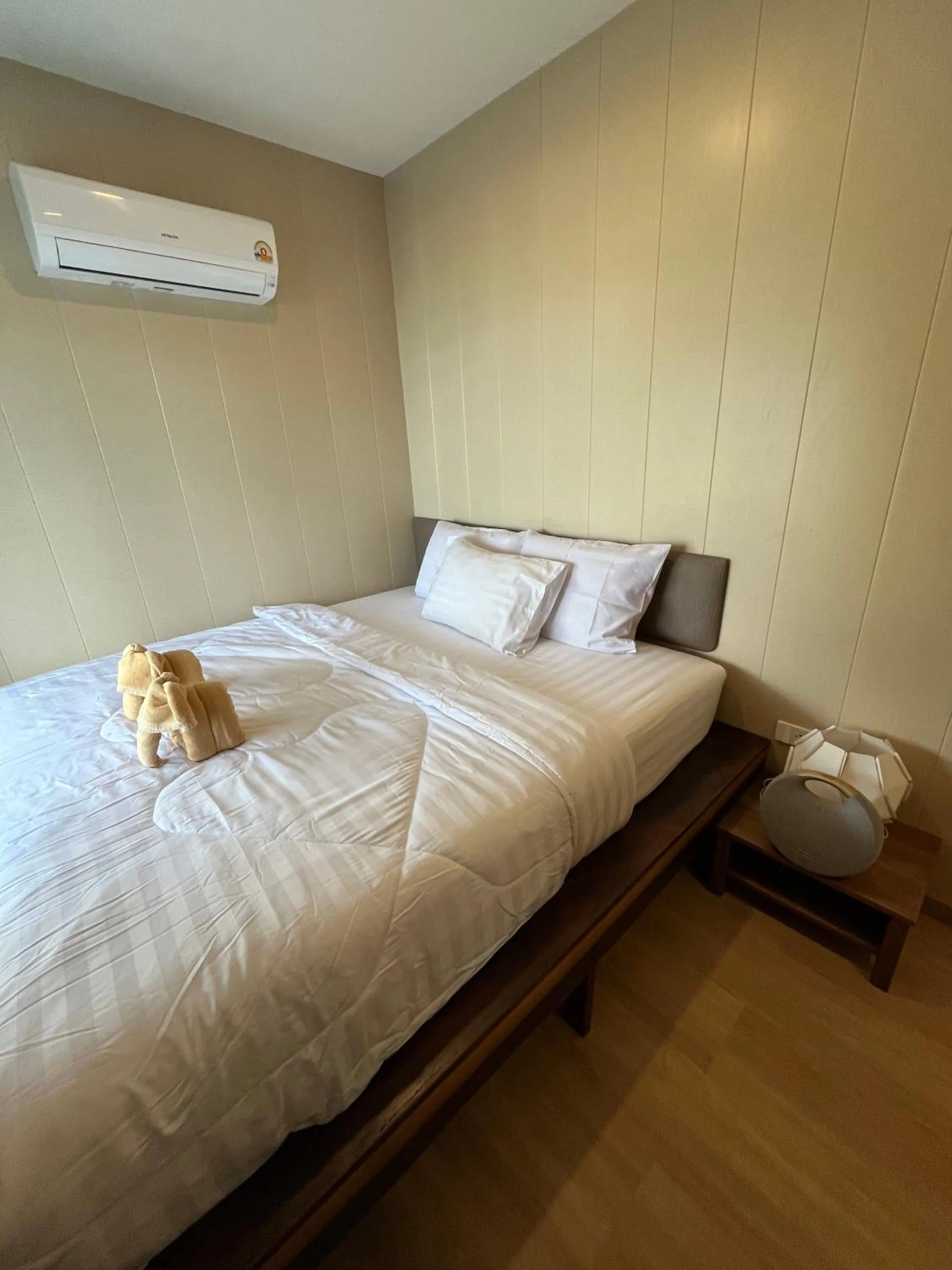 Bed in A-Na-Lay Resort Koh Kood