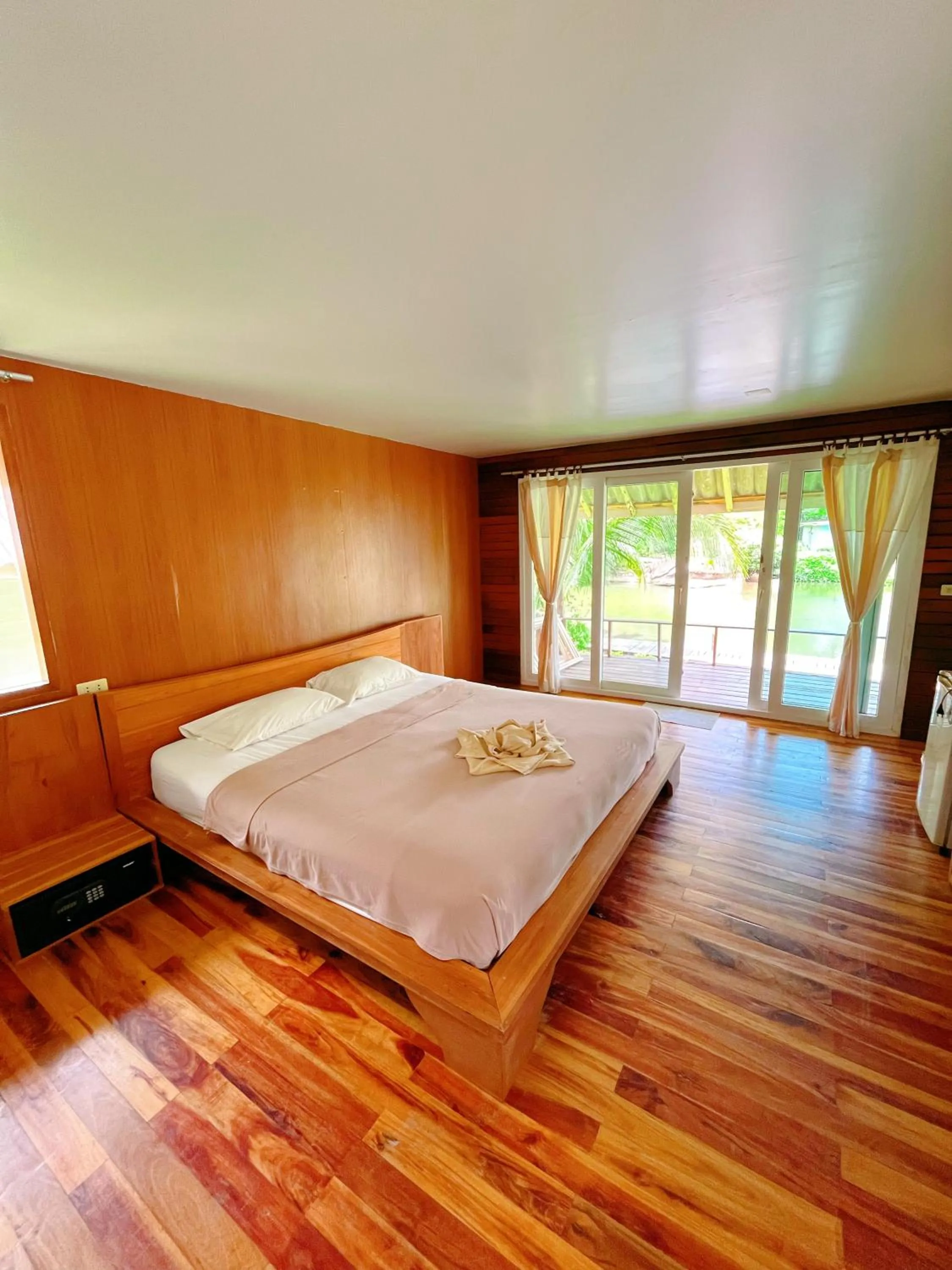 Photo of the whole room, Bed in A-Na-Lay Resort Koh Kood