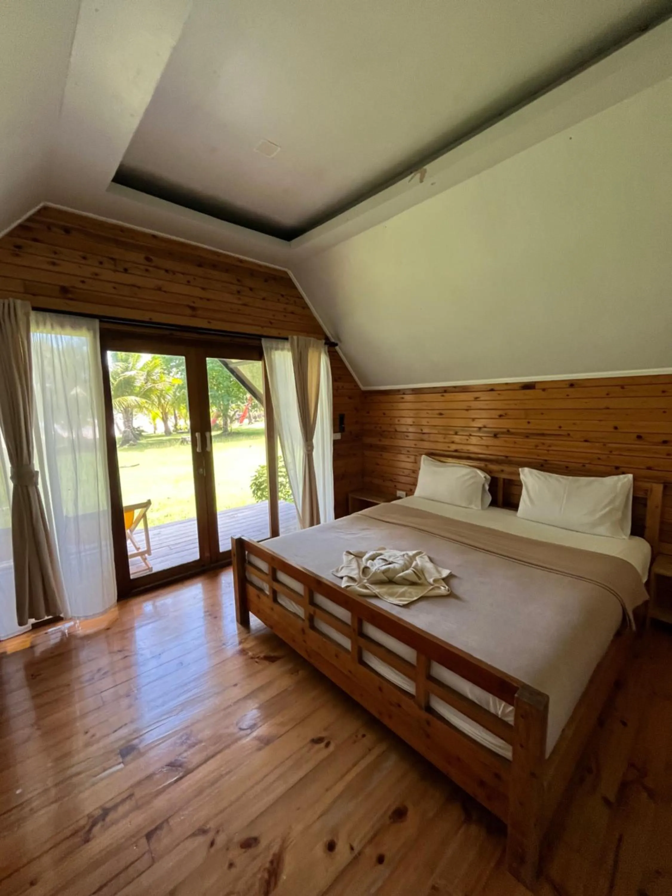 Bed in A-Na-Lay Resort Koh Kood