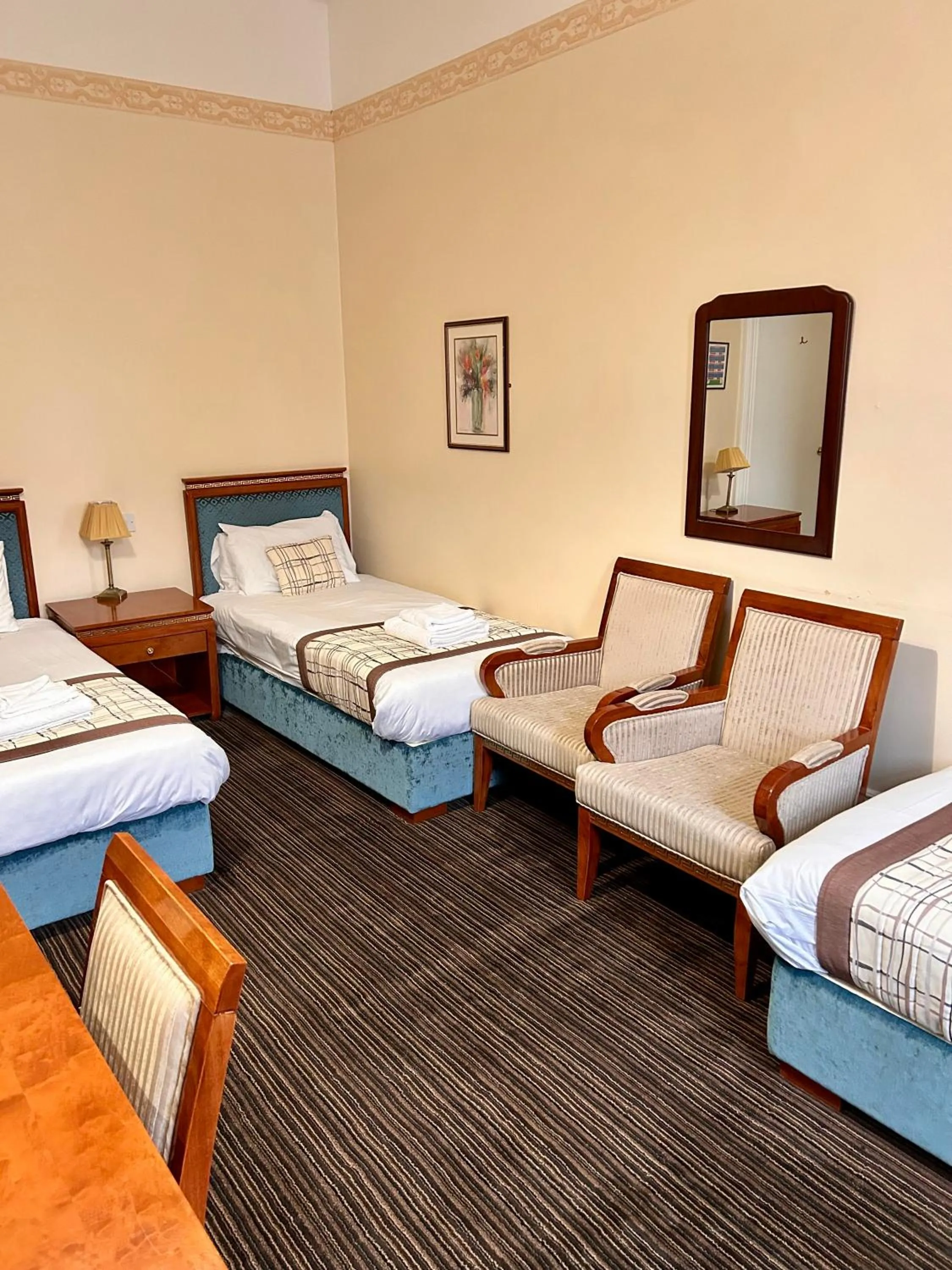 Seating area, Bed in Royal Thurso Hotel