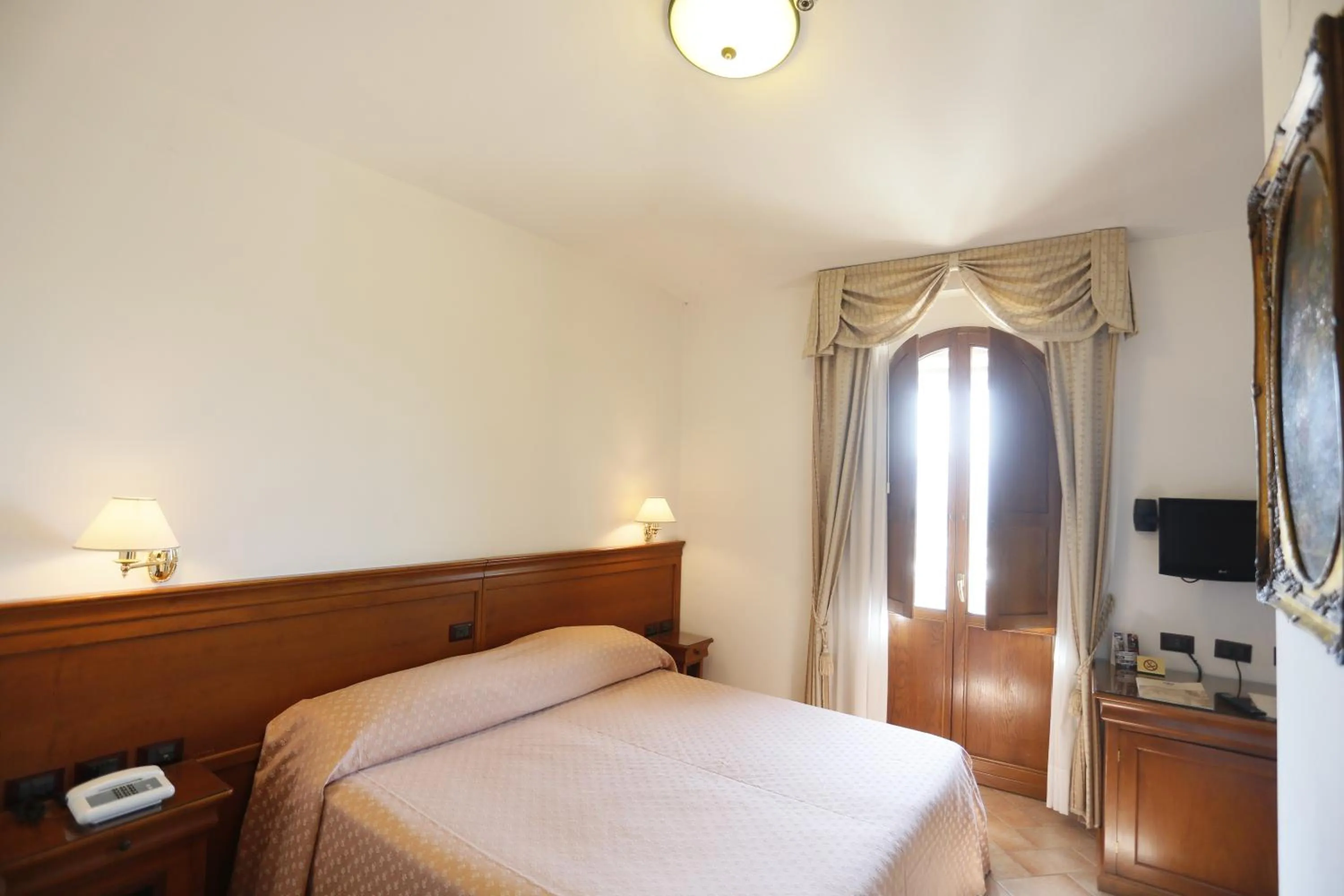Photo of the whole room, Bed in Hotel Castello di Septe