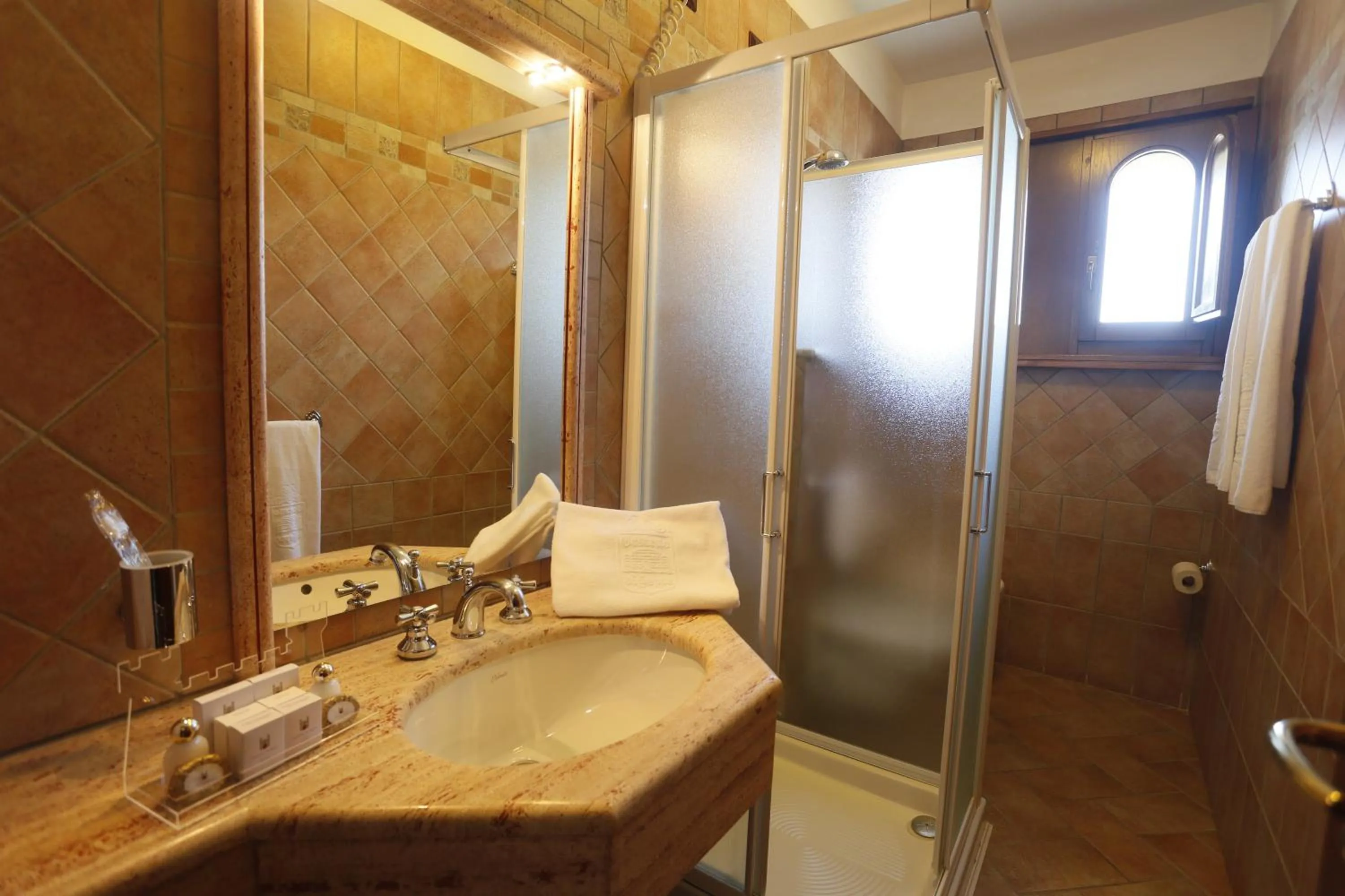 Bathroom in Hotel Castello di Septe