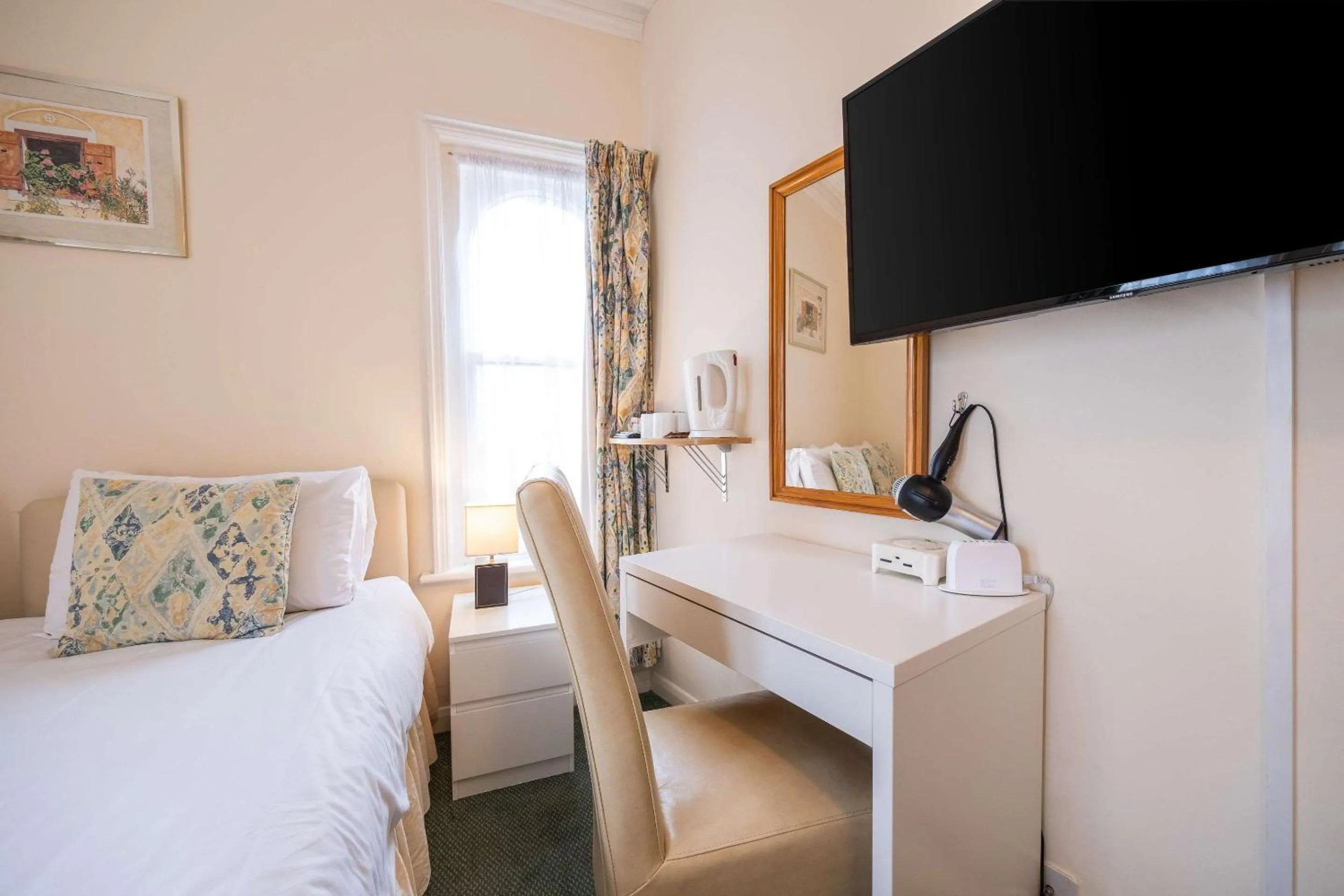 Photo of the whole room, TV/Entertainment Center in Comfort Hotel Great Yarmouth