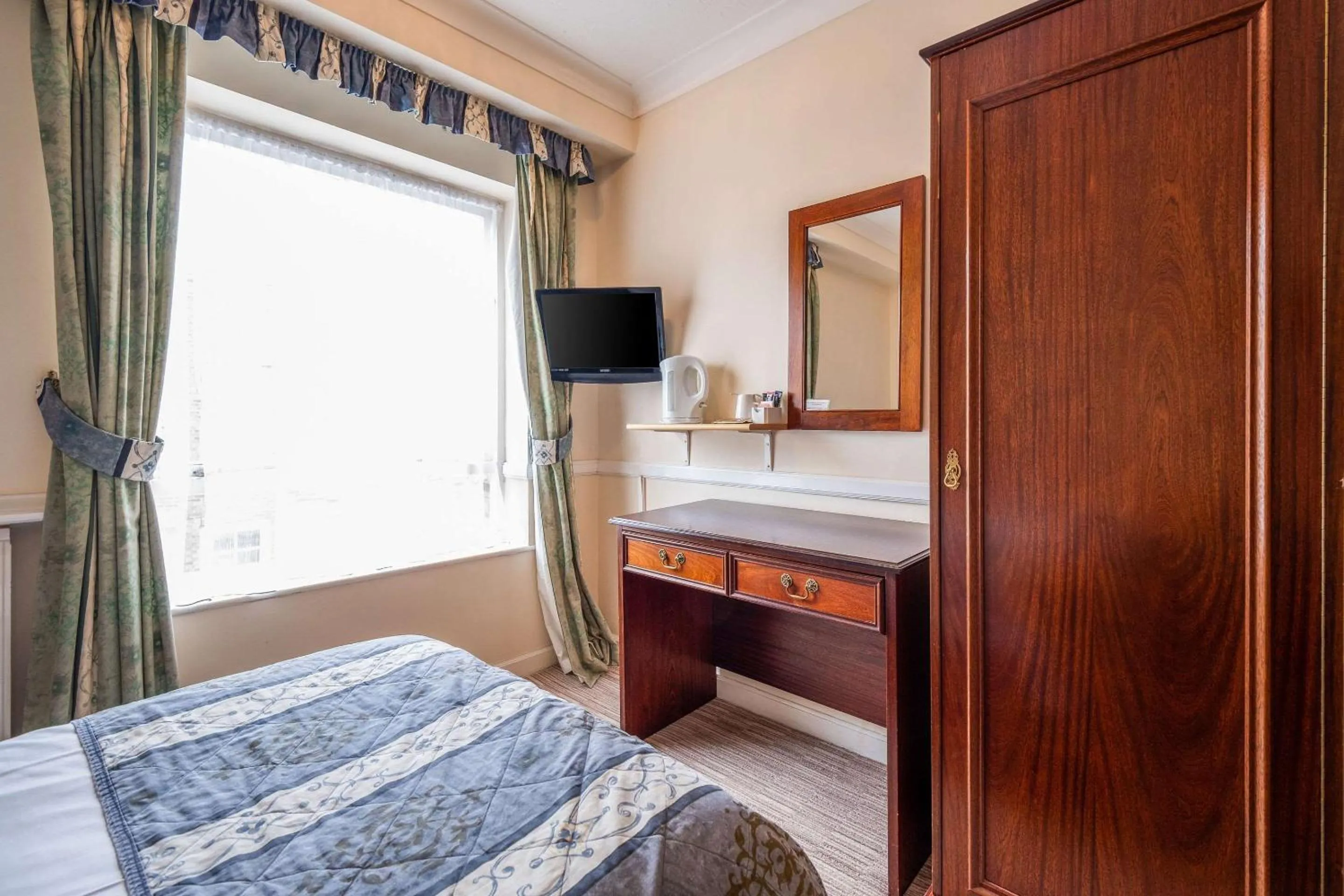 Photo of the whole room, TV/Entertainment Center in Comfort Hotel Great Yarmouth