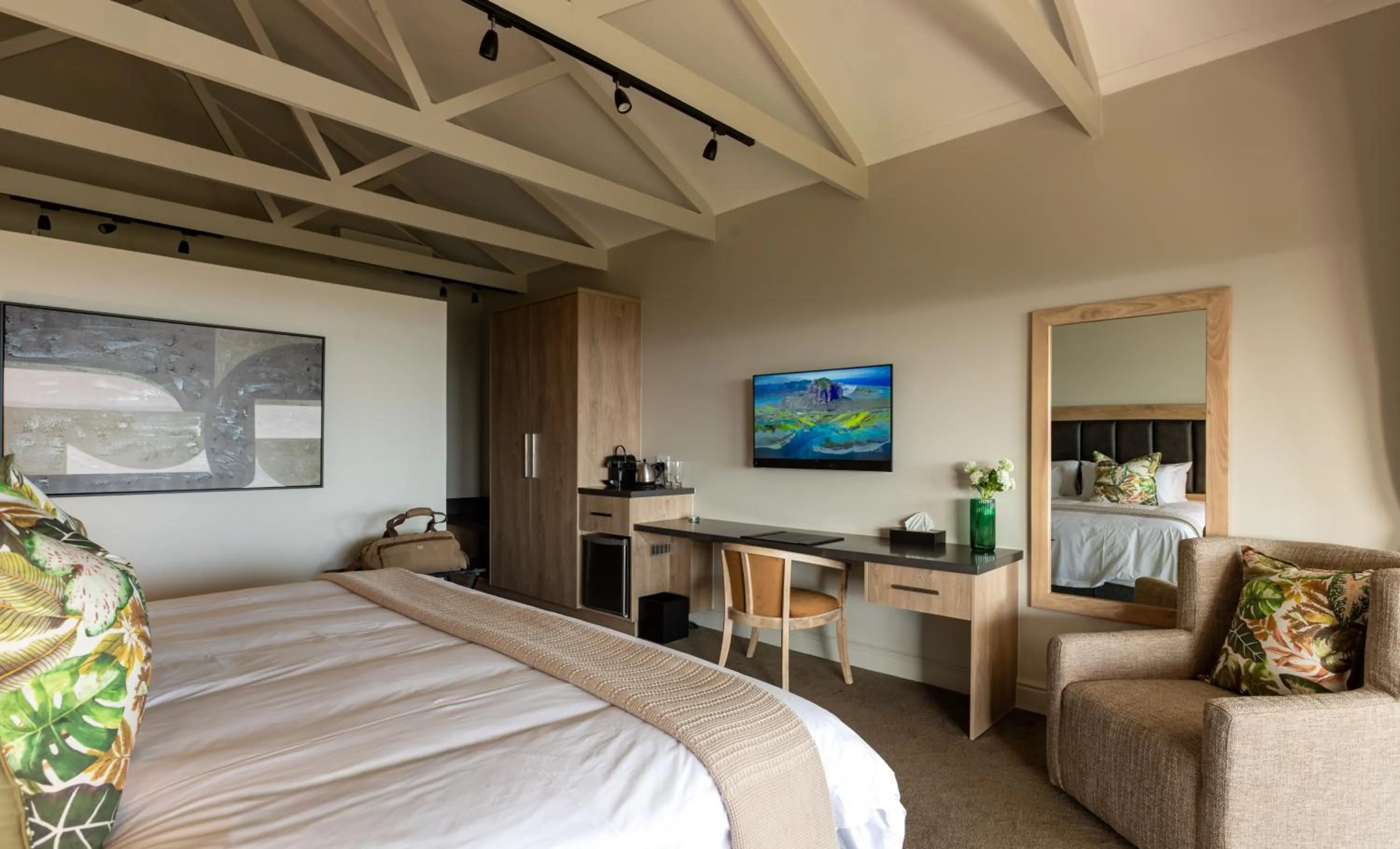 Photo of the whole room, Bed in Intle Boutique Hotel