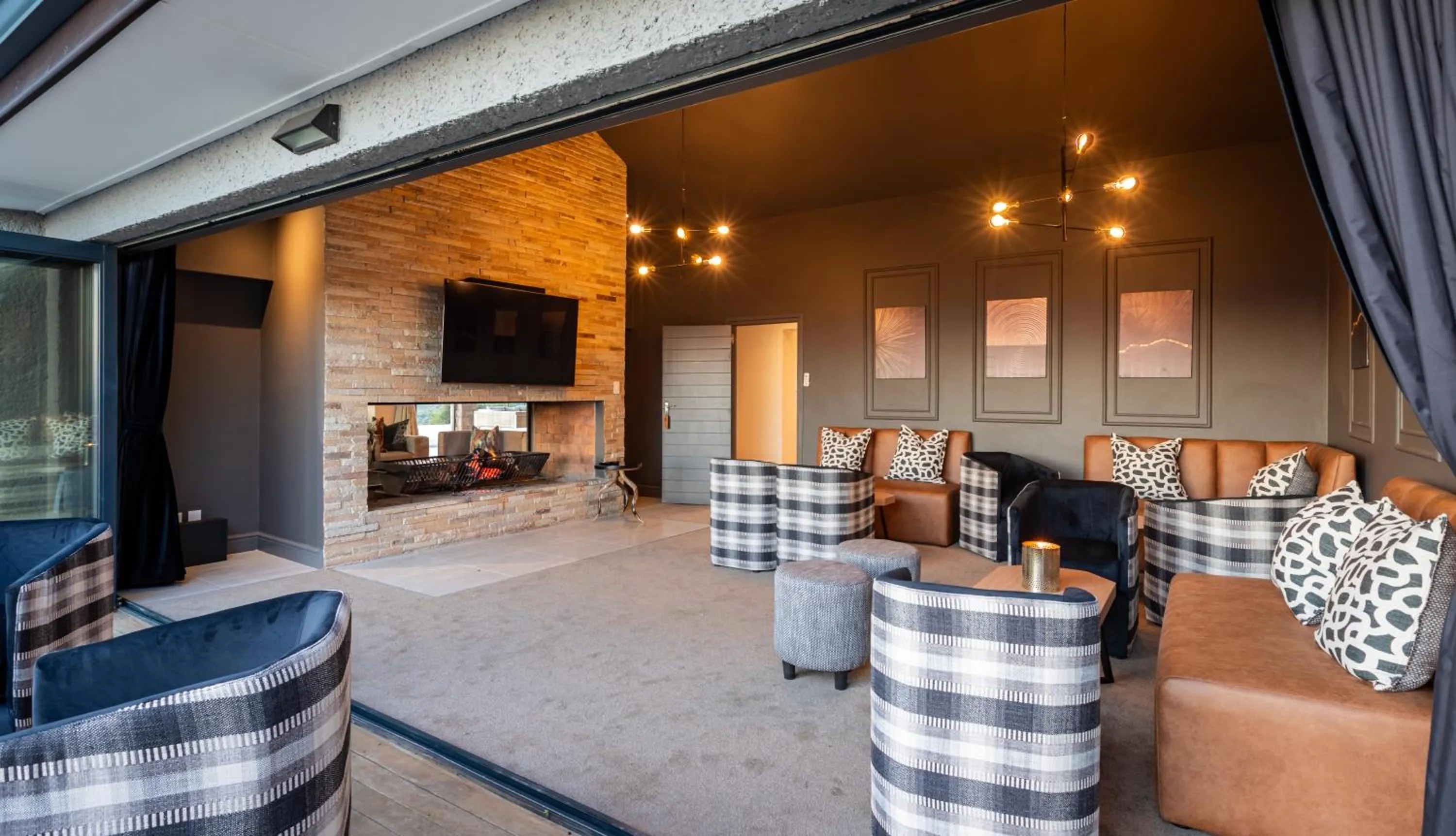 Communal lounge/ TV room in Intle Boutique Hotel