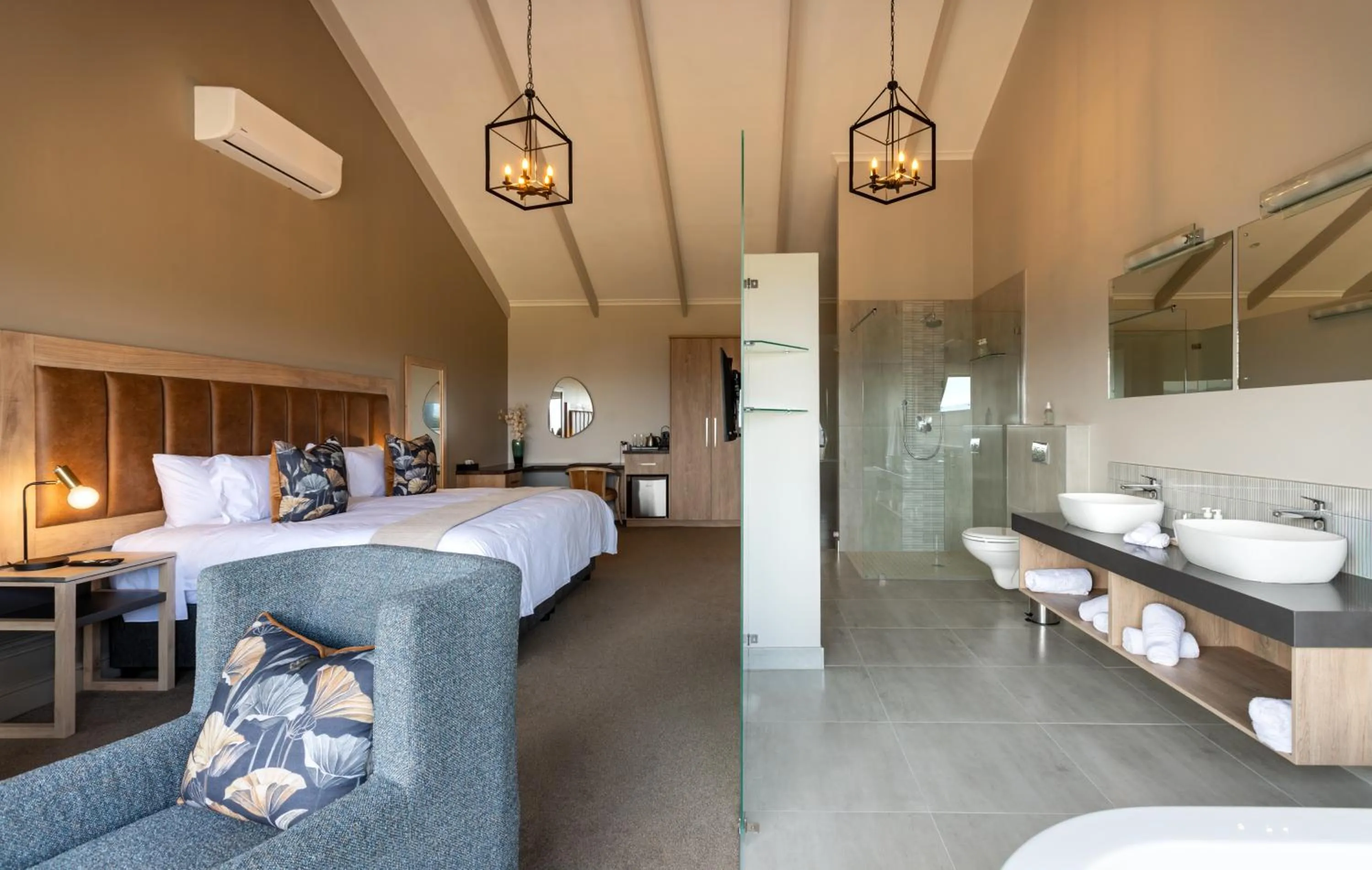 Bathroom, Bed in Intle Boutique Hotel