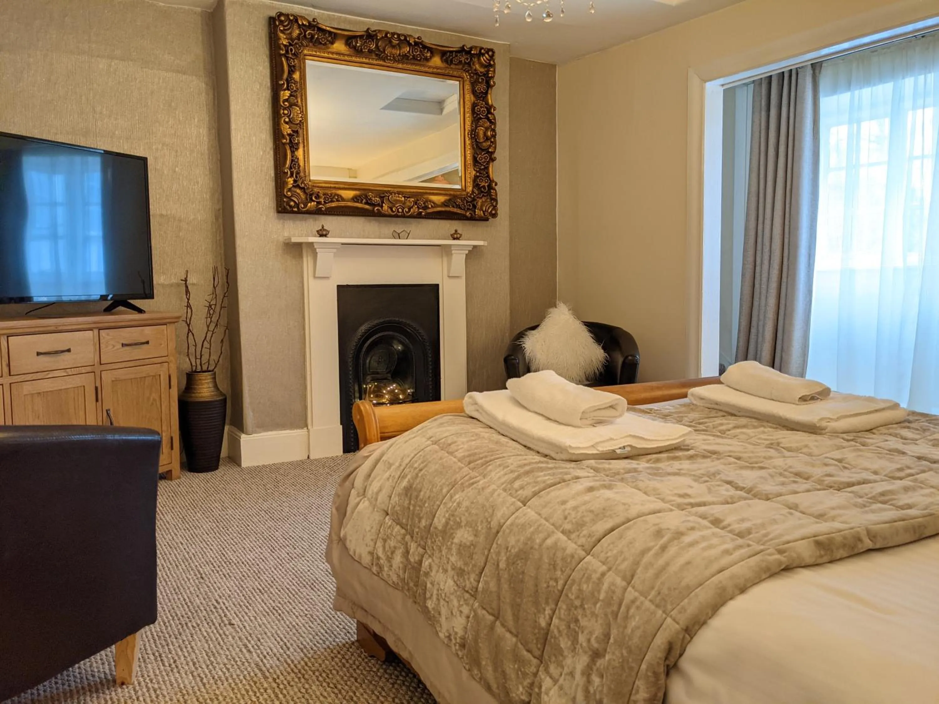 Bedroom, Bed in Sparkford Inn