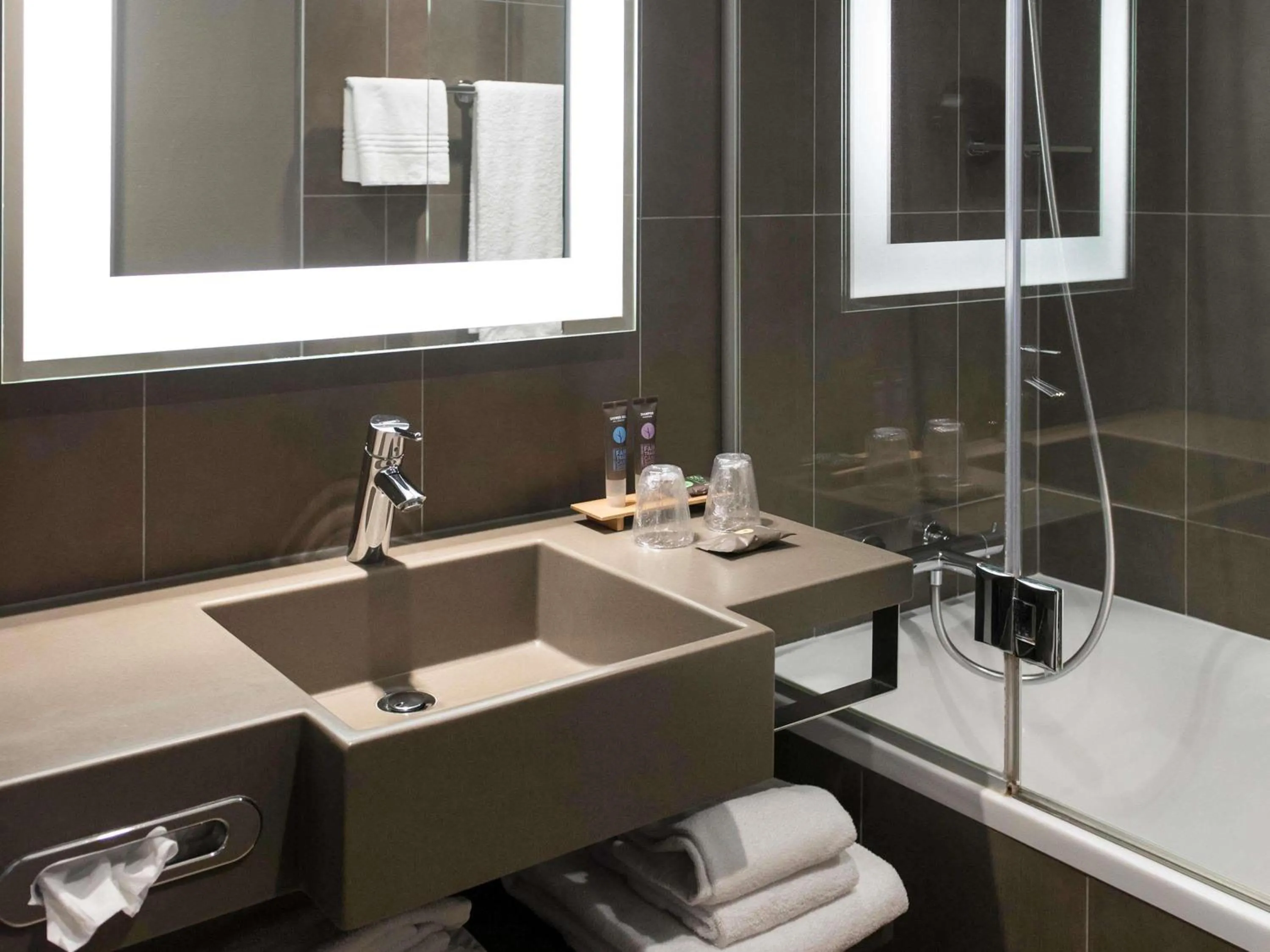 Bedroom in Novotel Brussels Airport