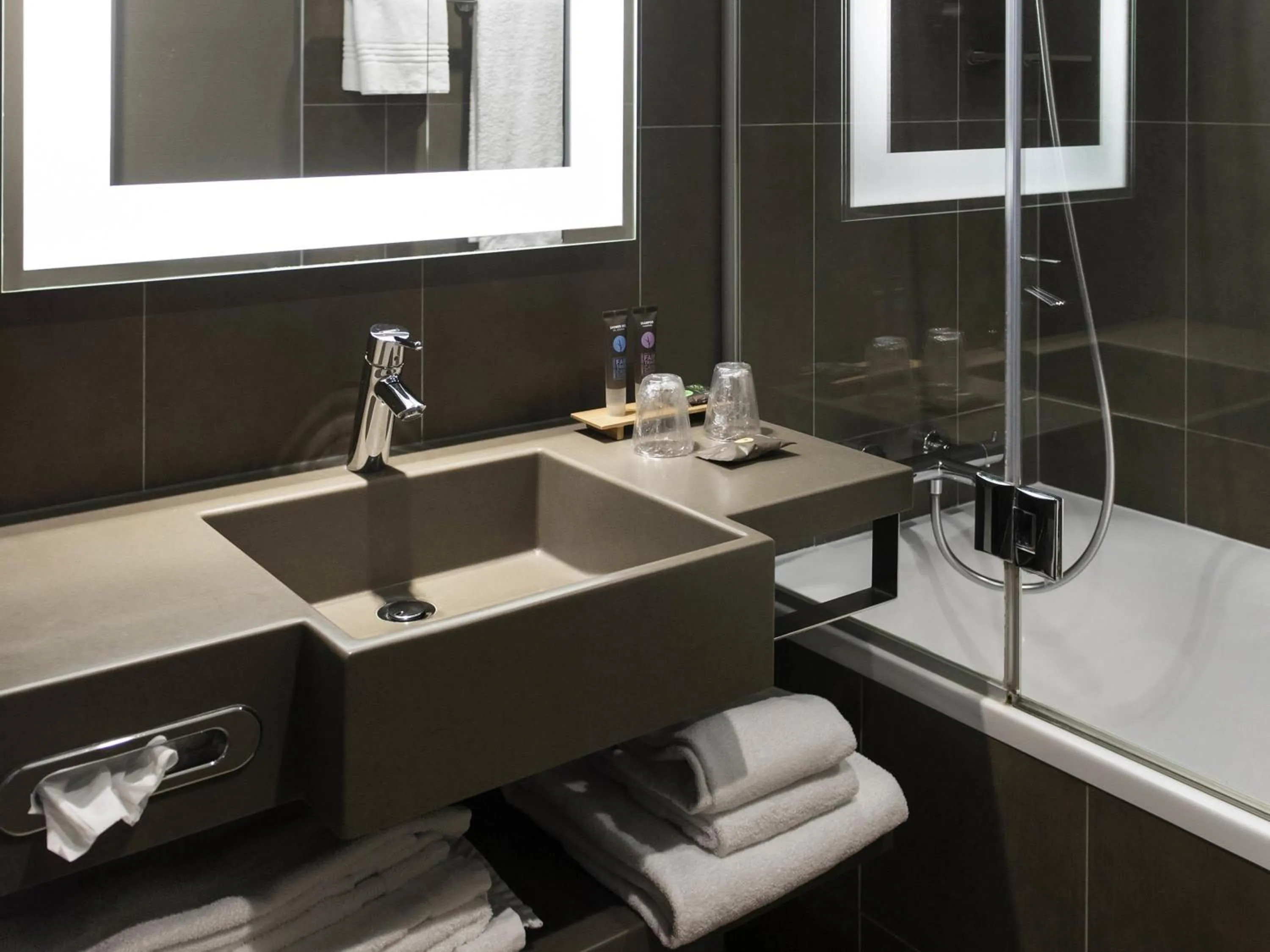 Bedroom in Novotel Brussels Airport