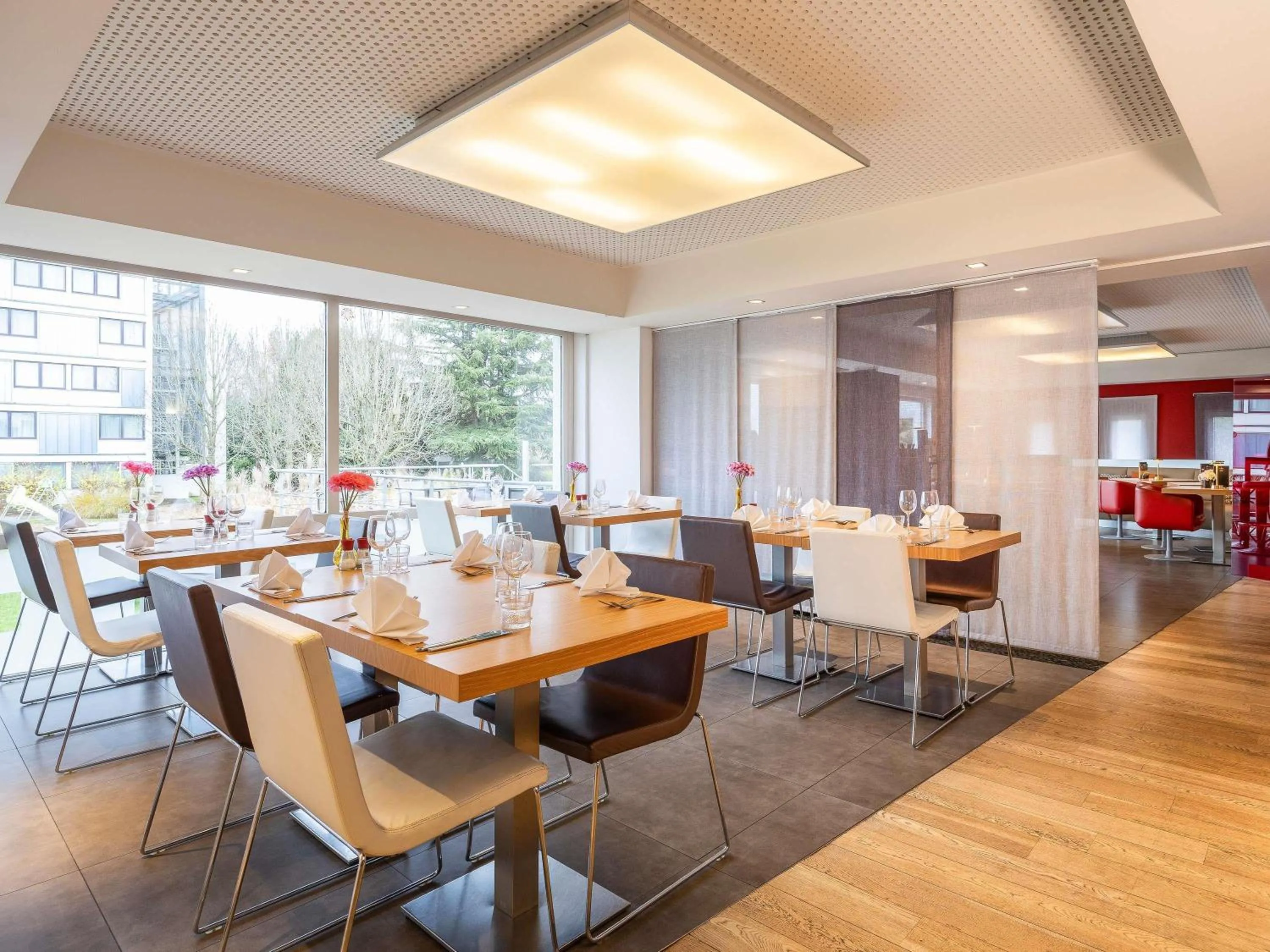 Restaurant/places to eat in Novotel Brussels Airport