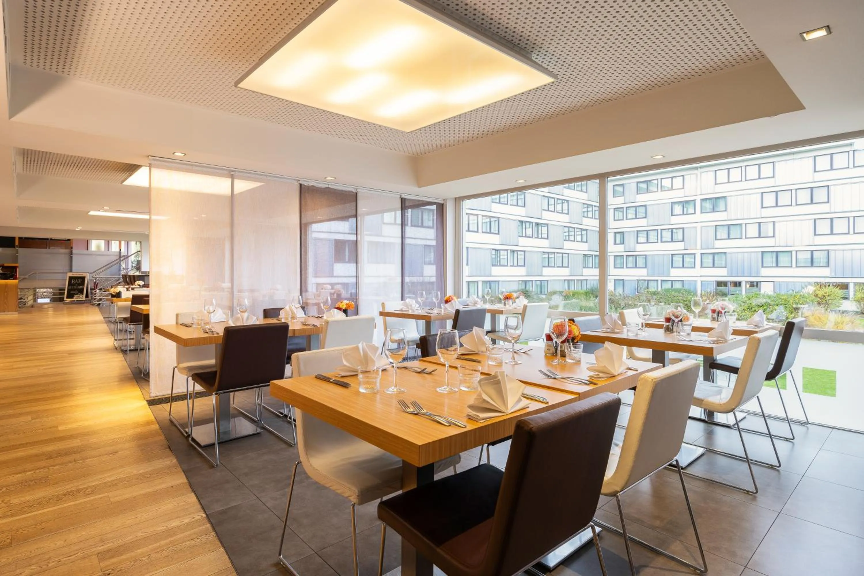 Restaurant/places to eat in Novotel Brussels Airport