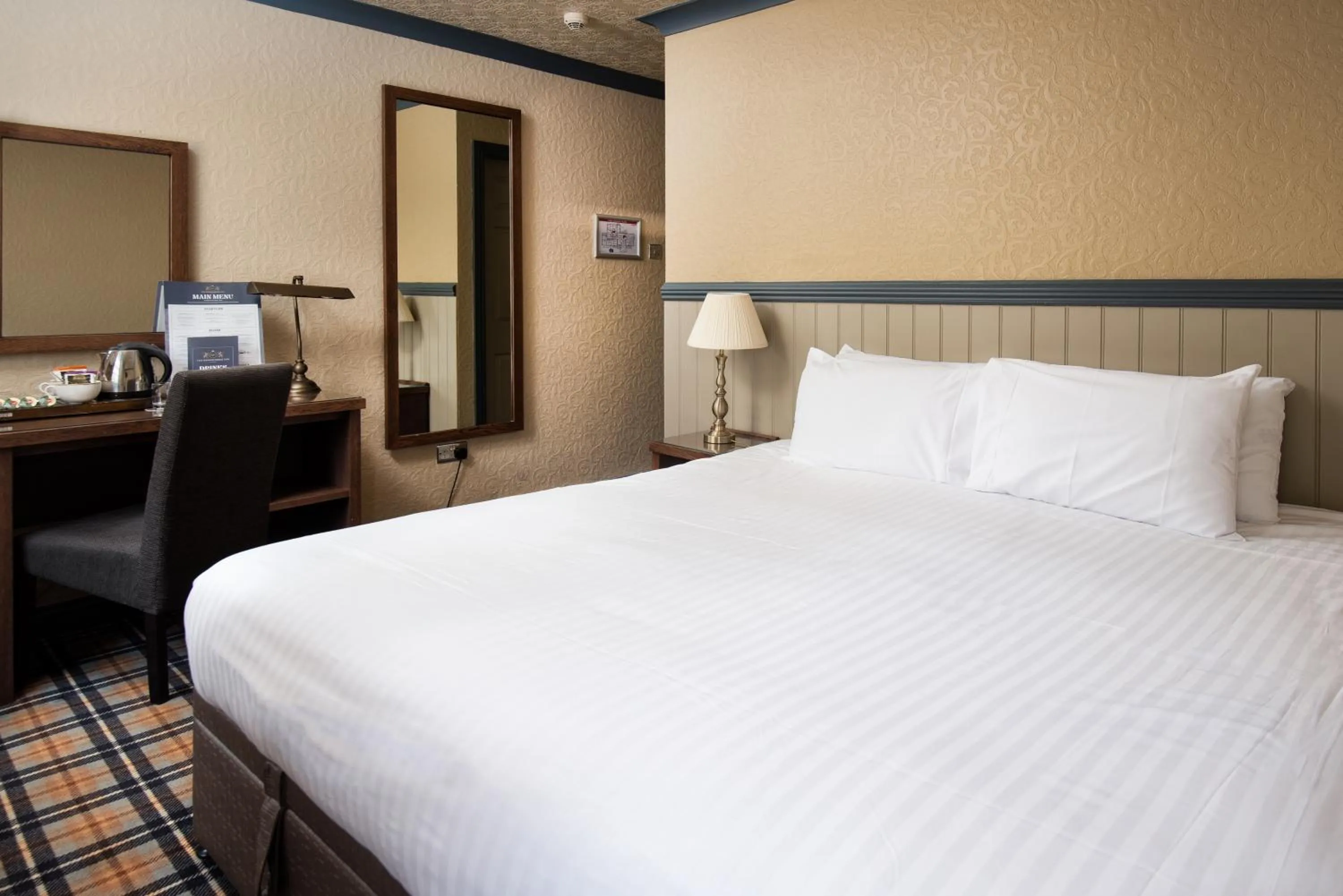 Bed in The Kingslodge Inn - The Inn Collection Group