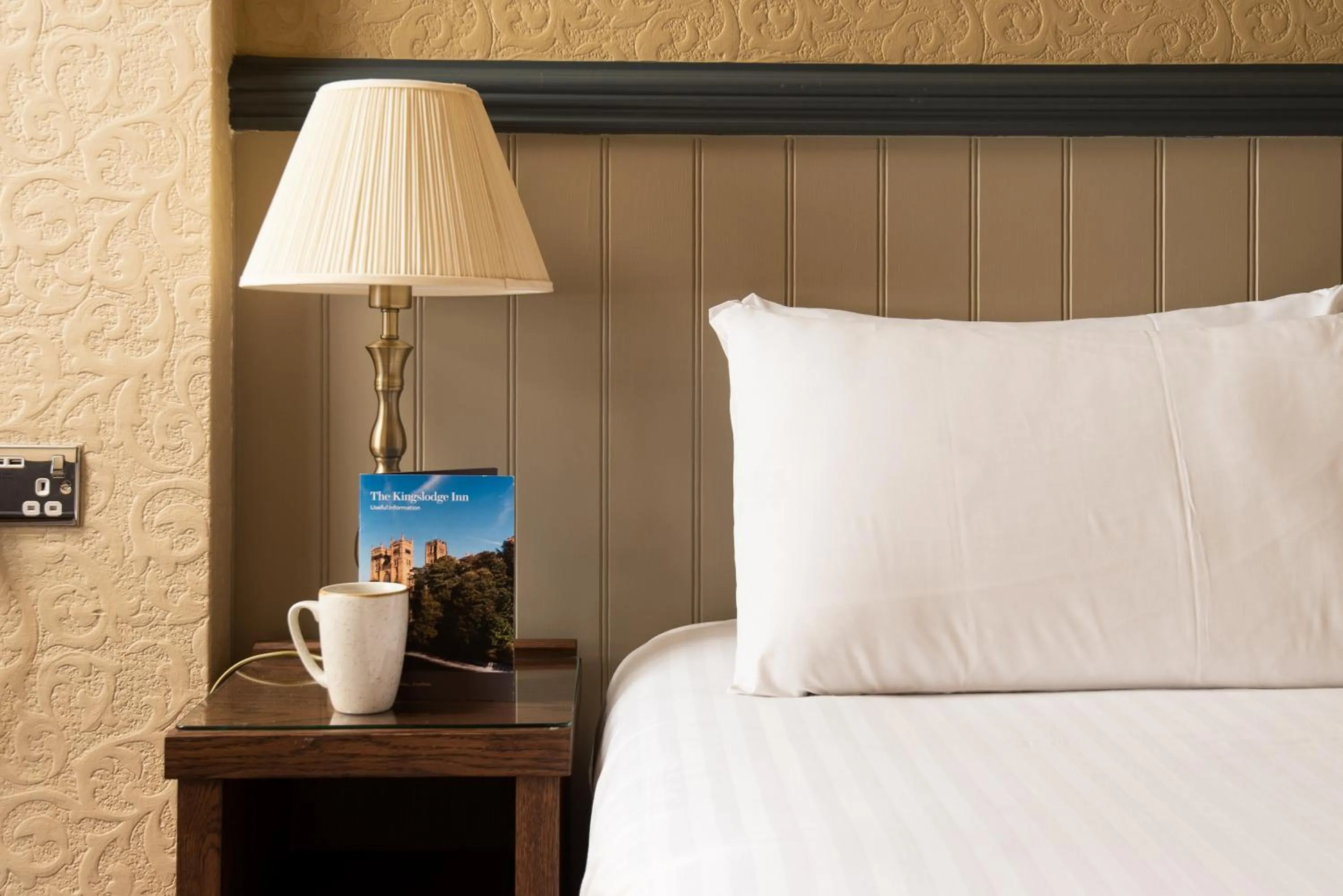 Bed in The Kingslodge Inn - The Inn Collection Group