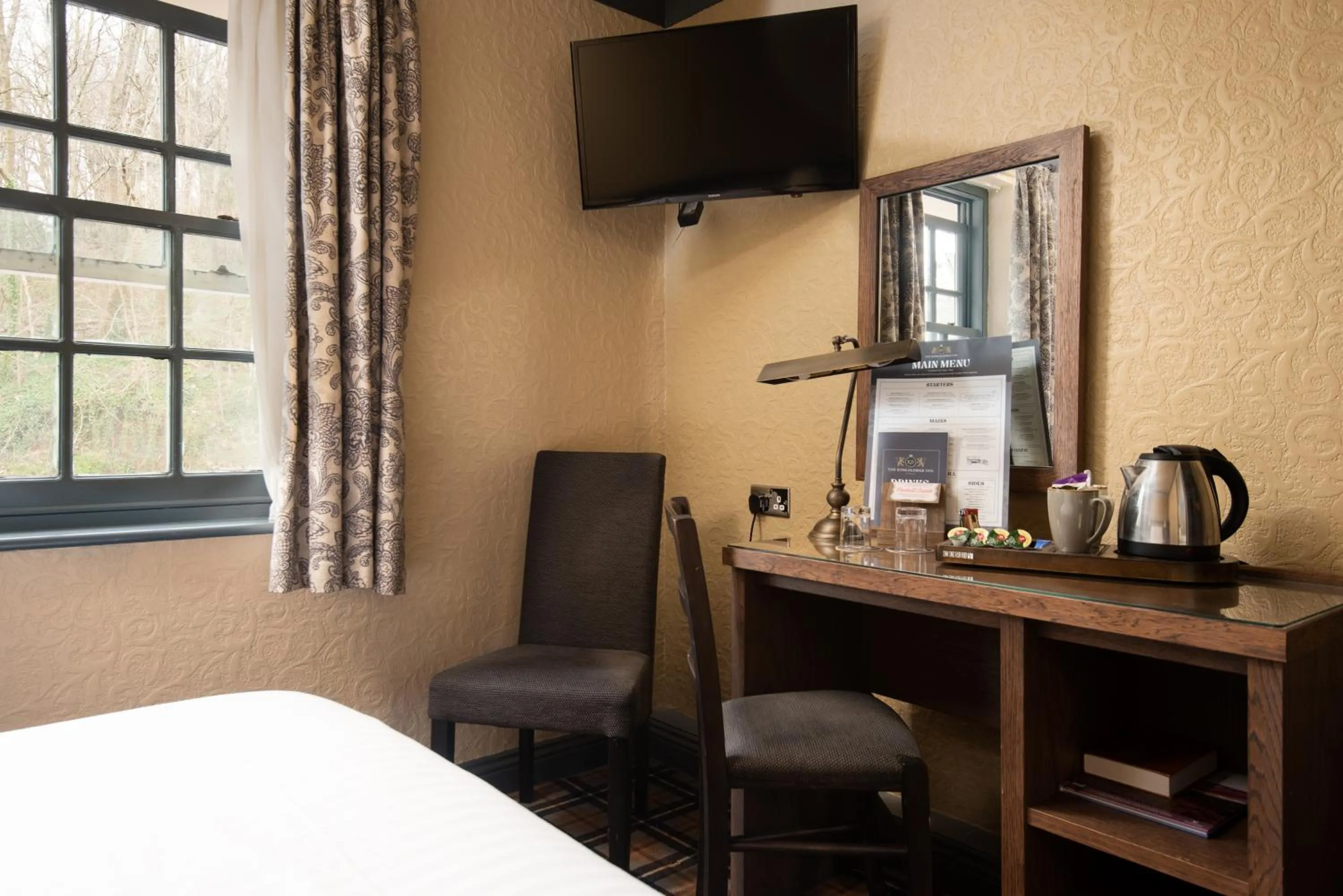 Coffee/tea facilities, Bed in The Kingslodge Inn - The Inn Collection Group