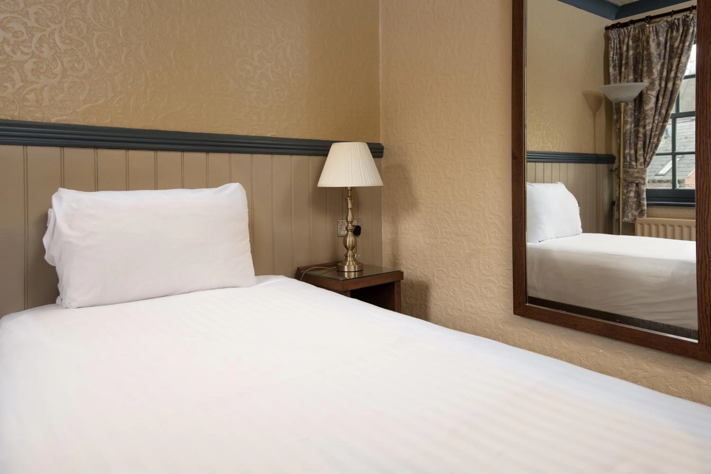 Bed in The Kingslodge Inn - The Inn Collection Group