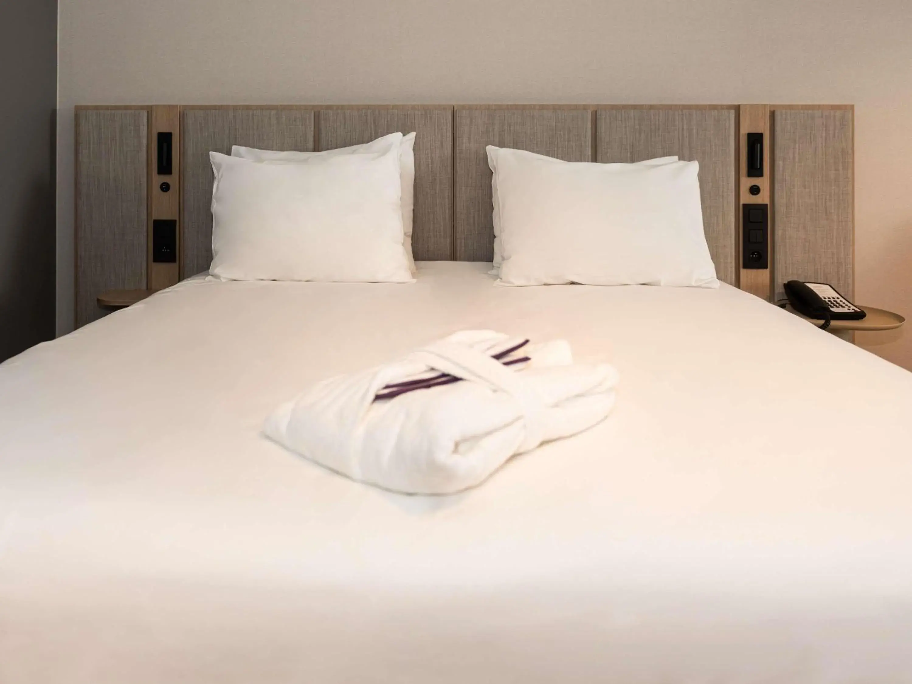 Property building, Bed in Mercure Liege City Centre Property building, Bed in Mercure Liege City Centre