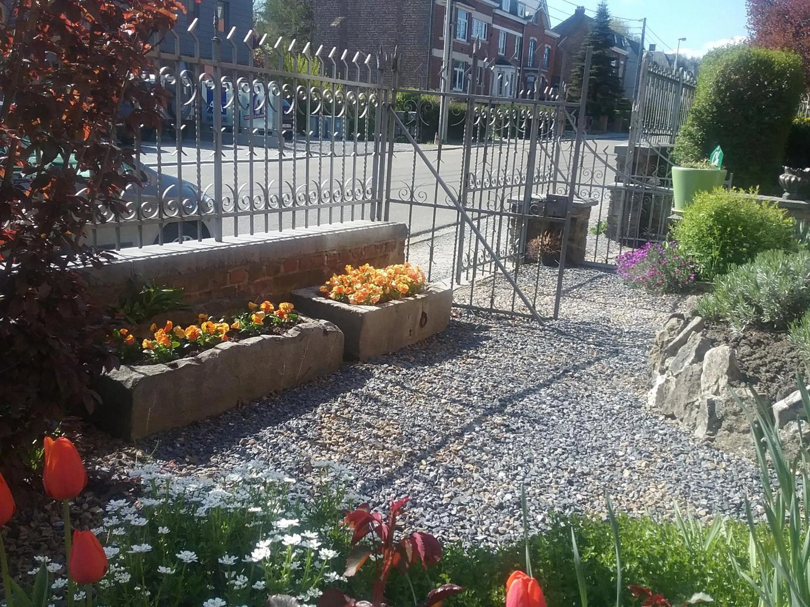 Facade/entrance in B&B Au Jardin Fleuri