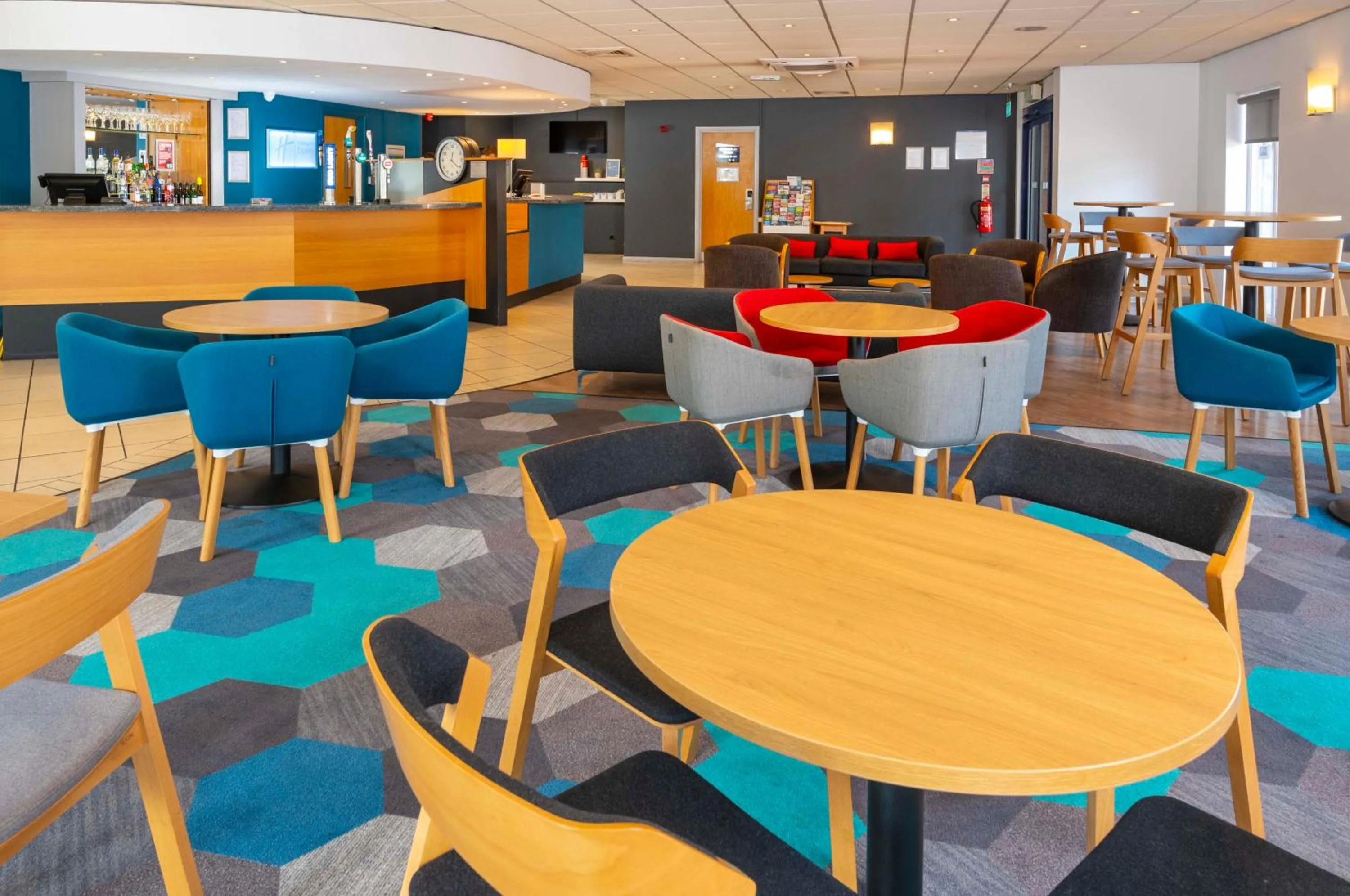 Lobby or reception in Holiday Inn Express Gloucester - South by IHG