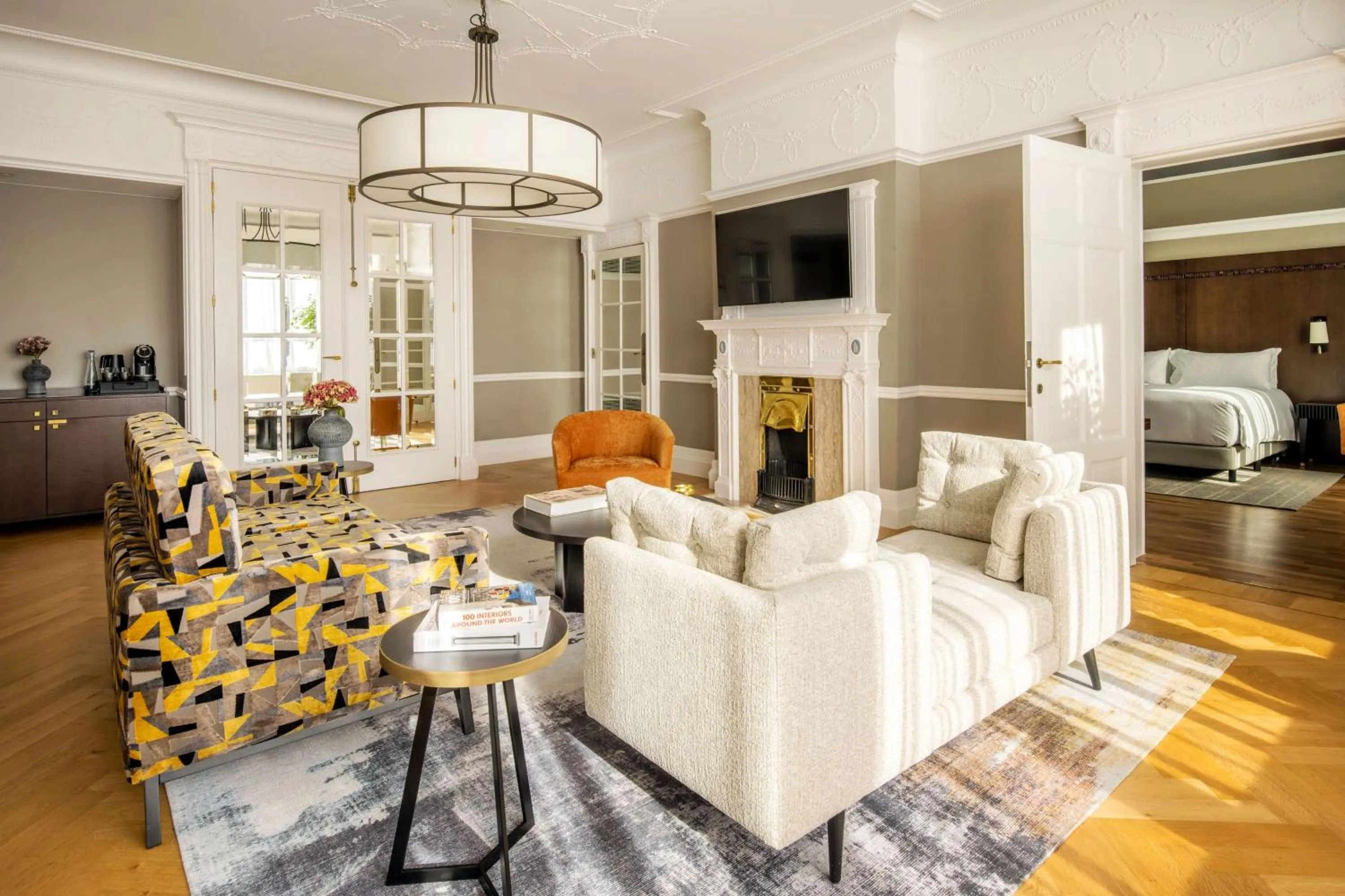 Living room, Bed in DoubleTree By Hilton Brussels City