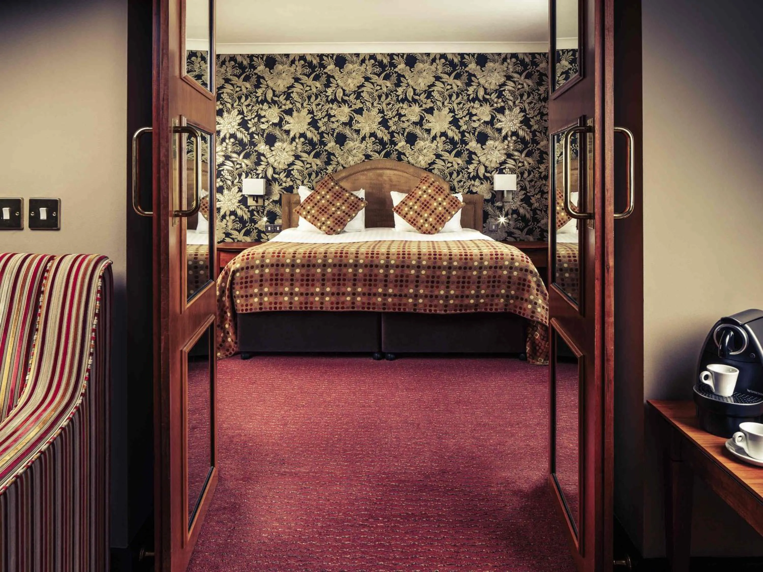 Bedroom, Bed in Mercure Maidstone Great Danes Hotel