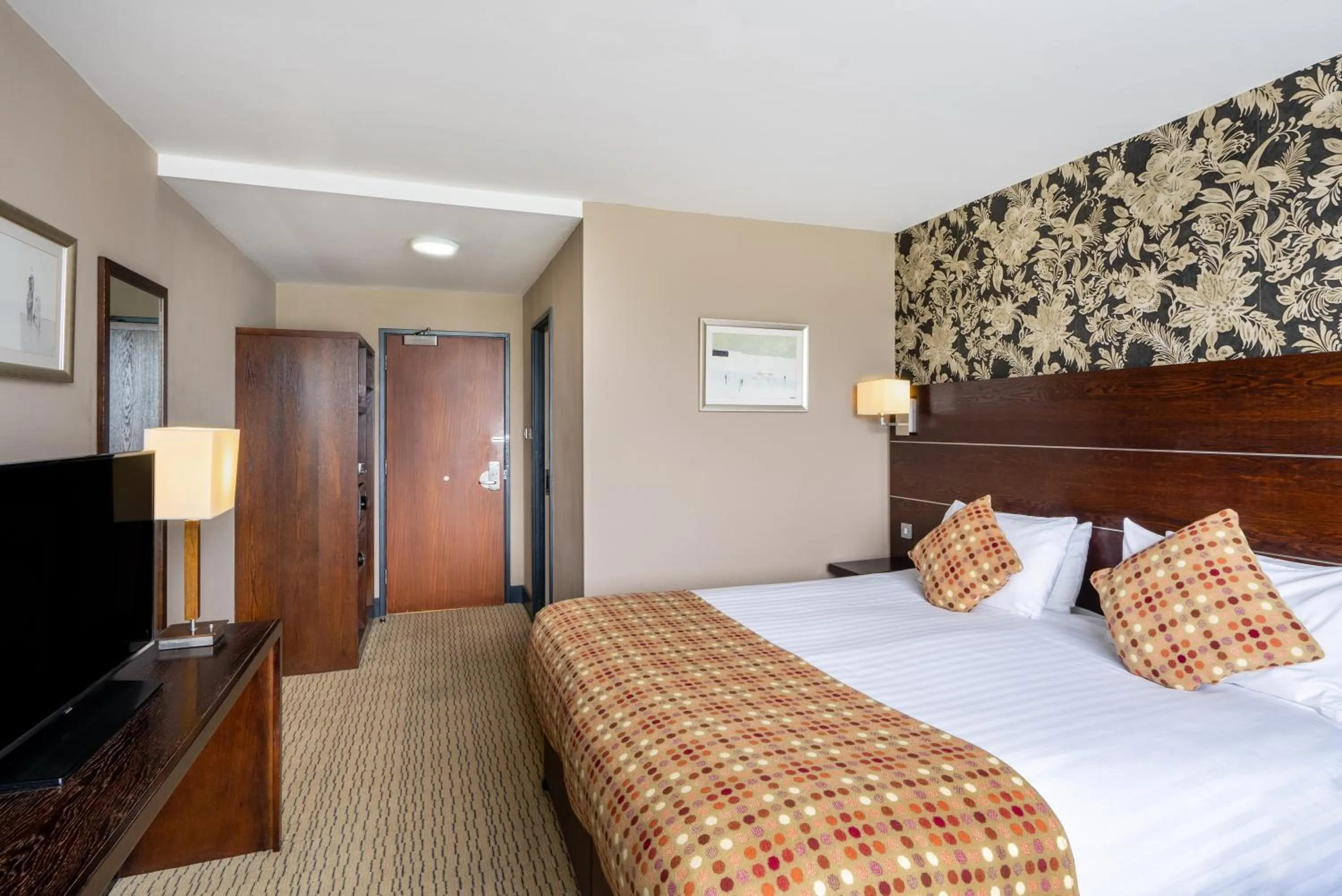 Bed in Mercure Maidstone Great Danes Hotel