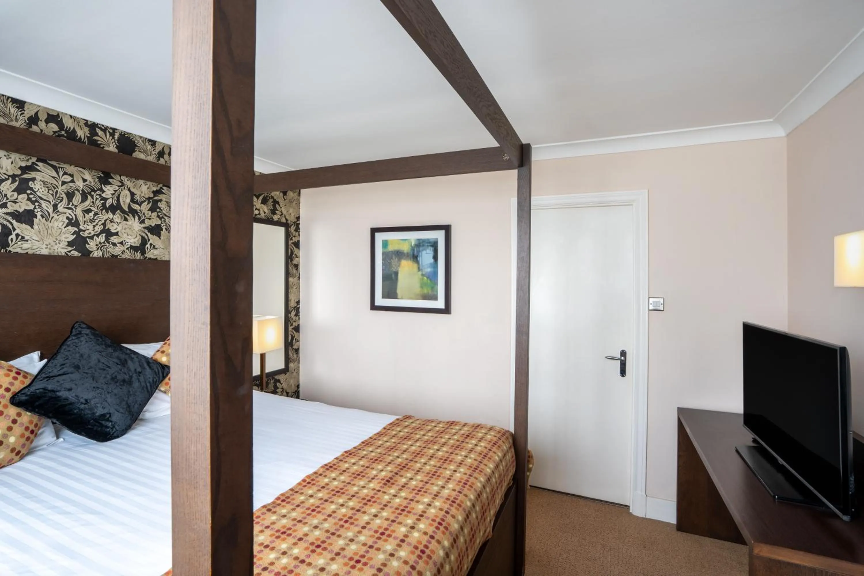 Bed in Mercure Maidstone Great Danes Hotel