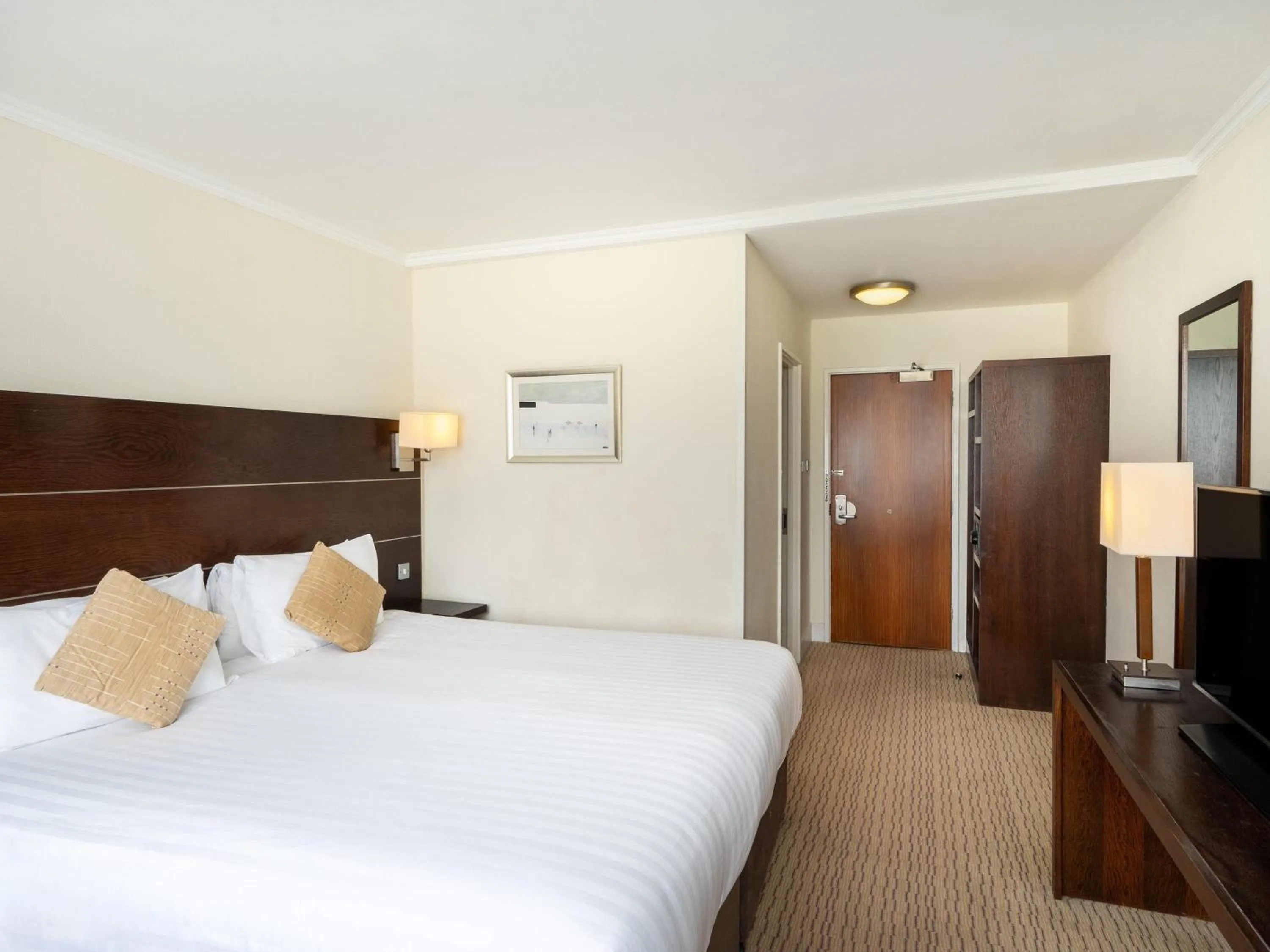 Bedroom, Bed in Mercure Maidstone Great Danes Hotel